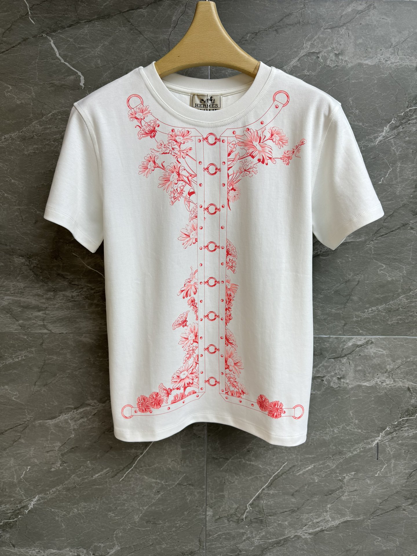 NO:715538,New styles for early spring are available. H family large printed T-shirt 2026 spring and summer series. Round neck design. Adopts Aux Champs printing pattern. Fashionable personality. Customized pure cotton fabric. Comfortable and breathable. Normal fit. The upper body is slim and versatile. Complete trademarks. Sizes SML, tees, t-shirt,19860909早春新款上新啦 Ｈ家大型印花T恤 2026春夏系列 圆领领口设计 采用Aux Champs印花图案 时髦个性 定制纯棉面料 舒适亲肤透气 正常版型 上身显瘦又百搭 商标齐全 尺码SML,,tees，t-shirt,,Women's clothing