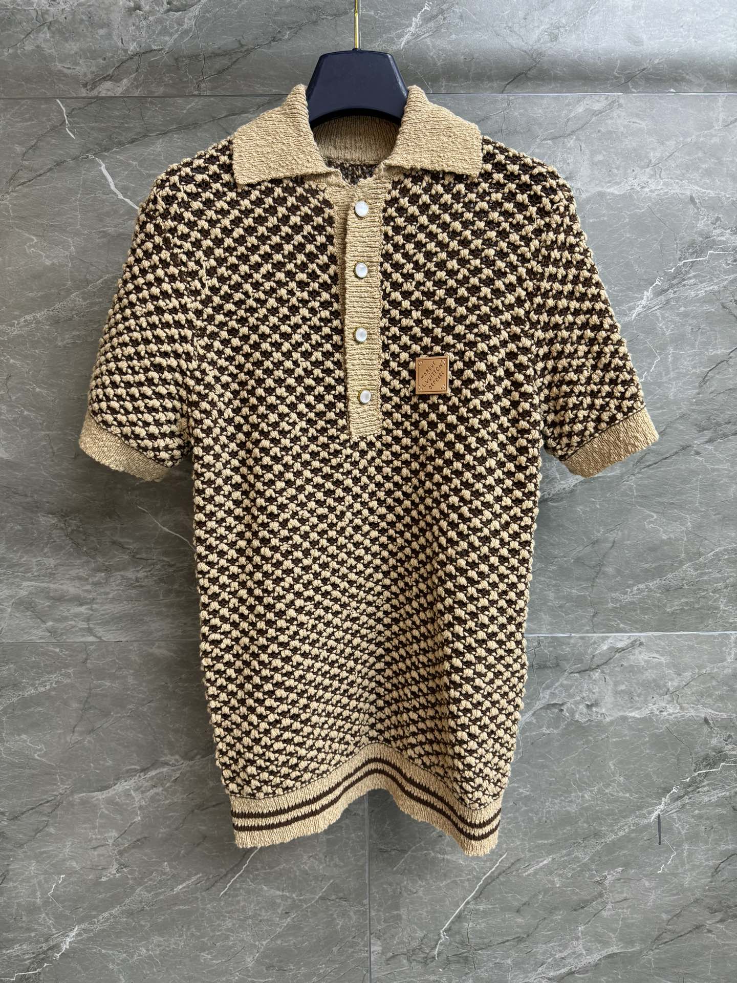 NO:715917,New style for early spring. L family mesh knitted Polo shirt 2026 early spring series. Classic polo collar design. Logo leather decoration on the chest. Two-color mesh knitted crochet. Retro color matching. Customized cotton yarn. Soft, smooth and dry. Normal fit. The upper body is slim and versatile. Complete trademarks. Sizes SML, louis vuitton,19860909早春新款上新啦 L家网眼针织Polo衫 2026早春系列 经典polo领设计 胸前logo皮革装饰 双色网眼针织钩织 配色复古高级 定制棉质纱线 柔软垂顺干爽 正常版型 上身显瘦又百搭 商标齐全 尺码SML,,louis vuitton,,Women's clothing