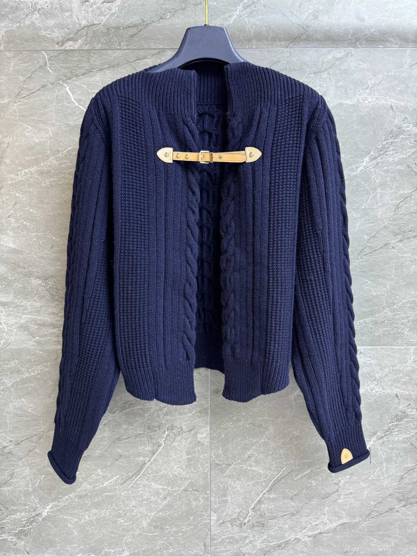 NO:715911,New styles for early fall are available!  L's leather button knitted jacket 2026 early spring series Leather tab button design on the front Cuff logo leather label decoration Cable knitting technology Fashionable and advanced Wool blended knitted fabric Thick and comfortable Loose fit The upper body looks slim and elegant Complete custom hardware accessories Size SML, Louis Vuitton, jackets & coats,19860909早秋新款上新啦！ L家皮革扣针织外套 2026早春系列 正面皮革袢扣设计 袖口logo皮标装饰 绞花编织工艺 时髦高级 羊毛混纺针织面料 厚实舒适 宽松版型 上身显瘦又气质 定制五金配件齐全 尺码SML,,louis vuitton,jackets & coats,,Women's clothing