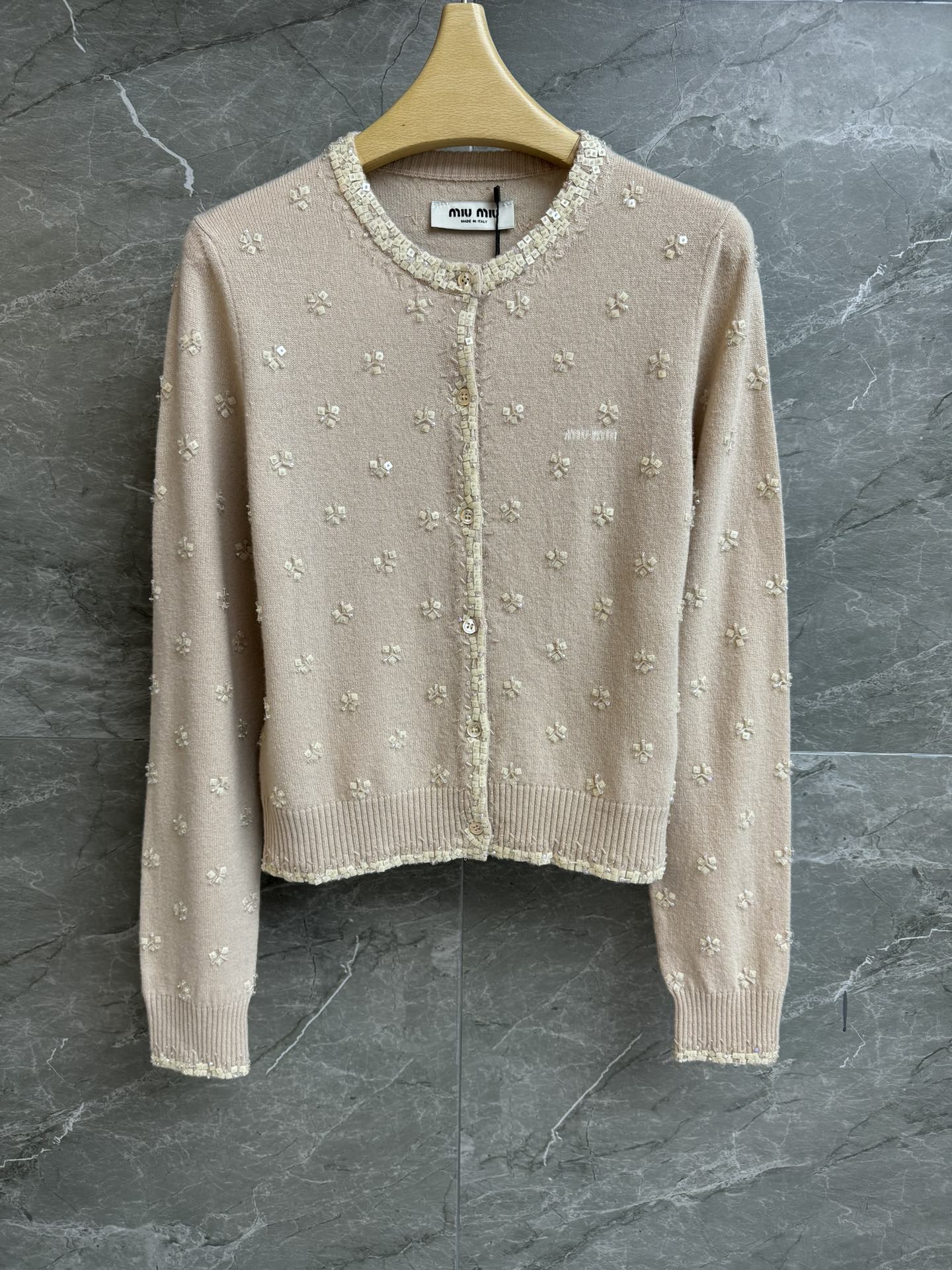 NO:716255,The high version is out. Miu beaded cashmere cardigan 2026 early spring series. Round neck single-breasted design. Heavy sequin beaded flower embroidery pattern. Exquisite and elegant. Cashmere knitted fabric. Soft, comfortable and skin-friendly. Slim fit. The upper body is slim and elegant. Complete trademarks. Sizes SML,,miumiu,19860909高版本出货啦 Miu钉珠羊绒开衫 2026早春系列 圆领单排扣设计 重工亮片钉珠花朵刺绣图案 精致优雅高级 羊绒针织面料 柔软舒适亲肤 修身版型 上身显瘦又气质 商标齐全 尺码SML,,miumiu,,Women's clothing