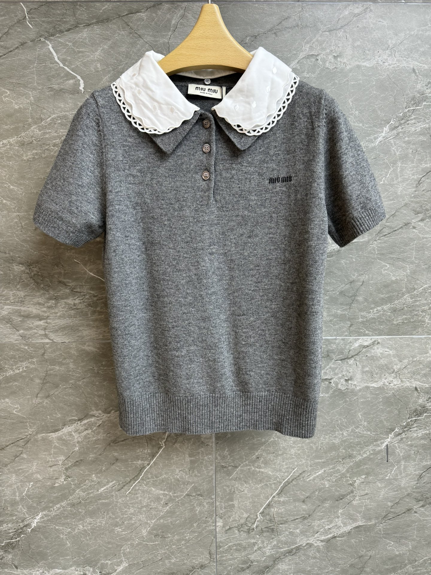 NO:716252,New style for early spring. Miu doll collar knitted short sleeves. 2026 early spring series. Detachable doll collar. Letter logo intarsia pattern embellishment. Fresh and artistic retro. Wool knitted fabric. Soft and comfortable. Slim fit. The upper body is slim and elegant. Complete trademarks. Sizes SML, miumiu, T-shirt,19860909早春新款上新啦 Miu娃娃领针织短袖 2026早春系列 可拆卸娃娃领 字母logo嵌花图案点缀 清新文艺复古 羊毛针织面料 柔软舒适 修身版型 上身显瘦又气质 商标齐全 尺码SML,,miumiu,T-shirt,,Women's clothing