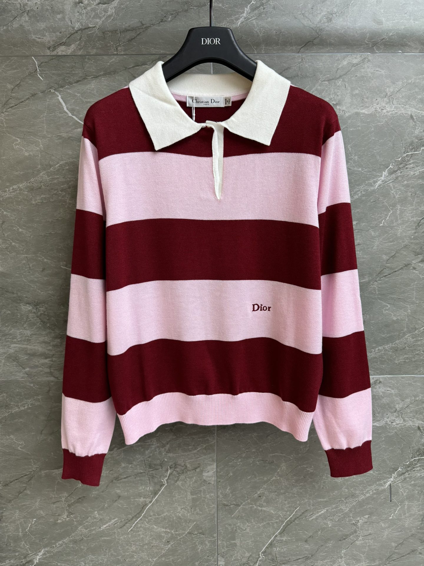 NO:716277,New styles for early spring are available. D's striped knitted Polo shirt 2026 spring and summer series. Classic Polo neckline. Classic letter logo embroidery embellishment. Striped color matching is fashionable and age-reducing. Cotton knitted fabric. Thin and comfortable. Loose fit. The upper body is slim and versatile. Complete trademarks. Size SML,,19860909早春新款上新啦 Ｄ家条纹针织Polo衫 2026春夏系列 经典Polo领领口 经典字母logo刺绣点缀 条纹拼色时髦减龄 棉质针织面料 轻薄舒适 宽松版型 上身显瘦又百搭 商标齐全 尺码SML,,,Women's clothing