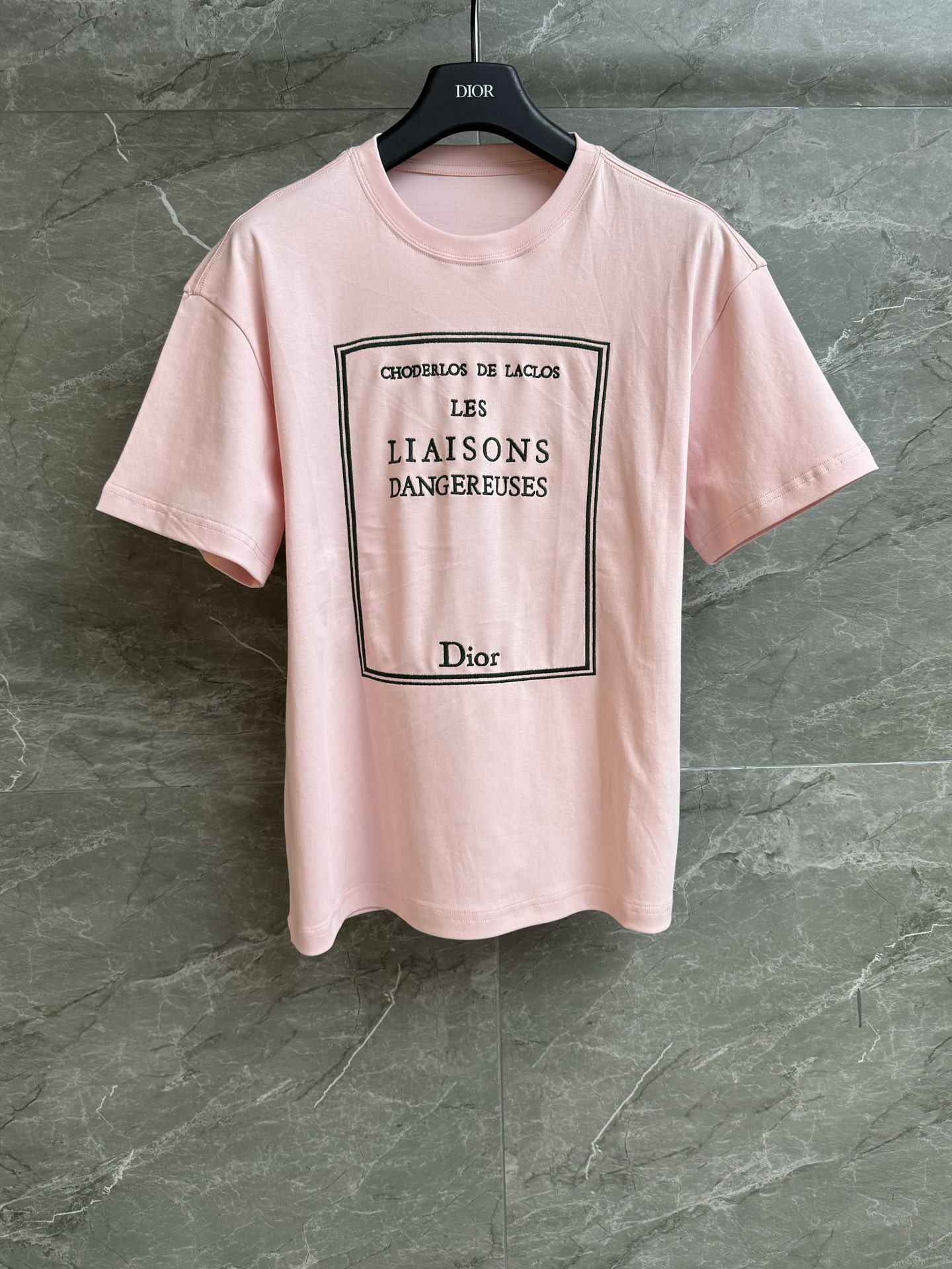 NO:716274,The high version is shipped. D's pink embroidered T-shirt 2026 spring and summer series. Round neck design. Dangerous Liaison embroidery pattern. Pink color matching is gentle, fashionable and advanced. Customized pure cotton material. Skin-friendly and breathable. Loose fit. The upper body is slim and versatile. Complete trademarks. Sizes SML, dior, tees, t-shirt,19860909高版本出货啦 D家粉色刺绣T恤 2026春夏系列 圆领领口设计 危险关系刺绣图案 粉色配色温柔时髦高级 定制纯棉材质 亲肤透气 宽松版型 上身显瘦又百搭 商标齐全 尺码SML,,dior,tees，t-shirt,,Women's clothing