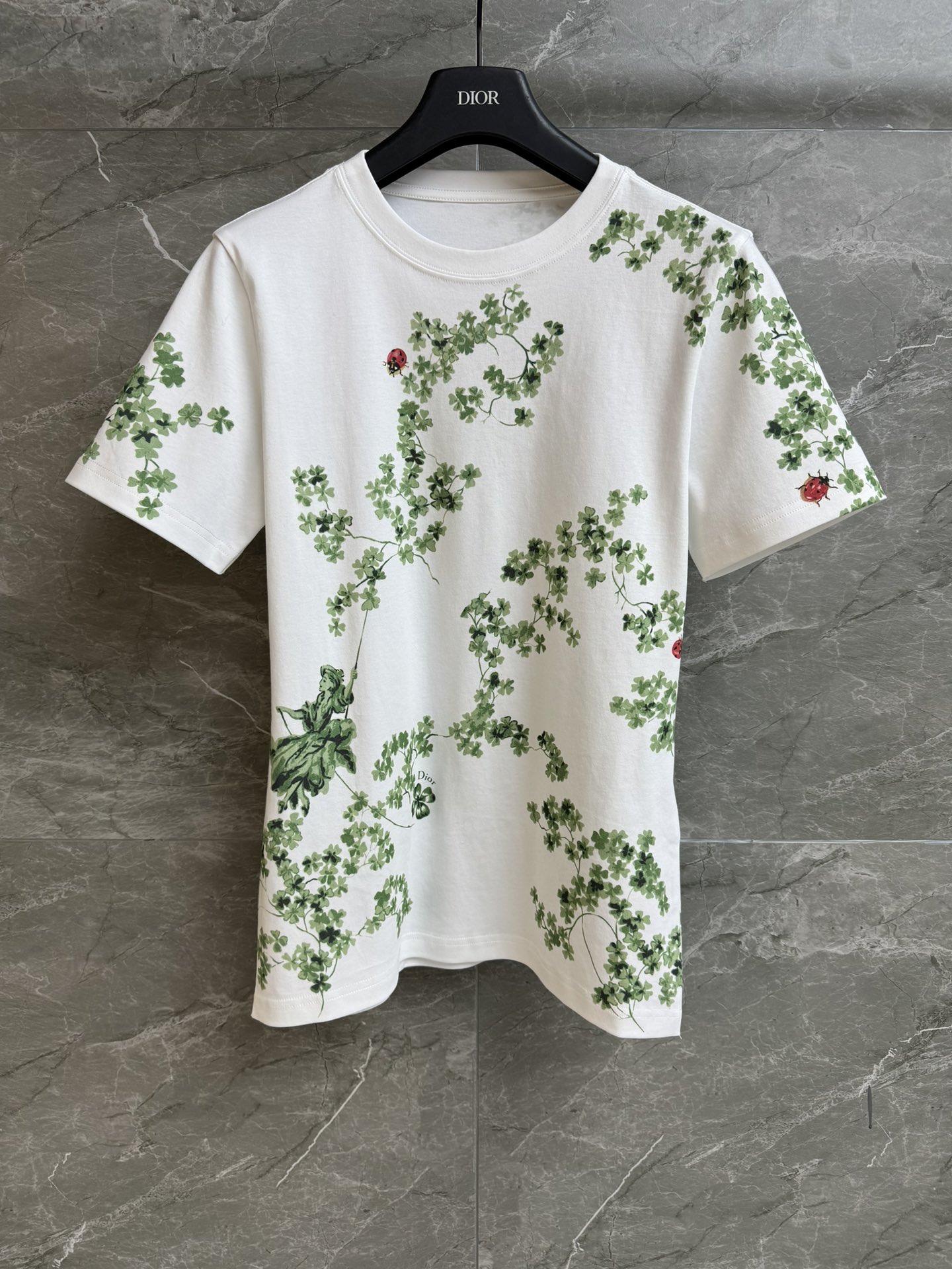 NO:716269,New models in early spring have been shipped. D family four-leaf clover printed T-shirt 2026 spring and summer series. Round neck design. Four-leaf clover ladybug logo printed pattern. Fashionable and age-reducing. Imported pure cotton fabric. Comfortable and skin-friendly. Slim fit. The upper body is slim and versatile. Complete trademarks. Sizes SML, dior, tees, t-shirt,19860909早春新款出货啦 D家四叶草印花T恤 2026春夏系列 圆领领口设计 四叶草瓢虫logo印花图案 时髦减龄 进口纯棉面料 舒适亲肤 修身版型 上身显瘦又百搭 商标齐全 尺码SML,,dior,tees，t-shirt,,Women's clothing