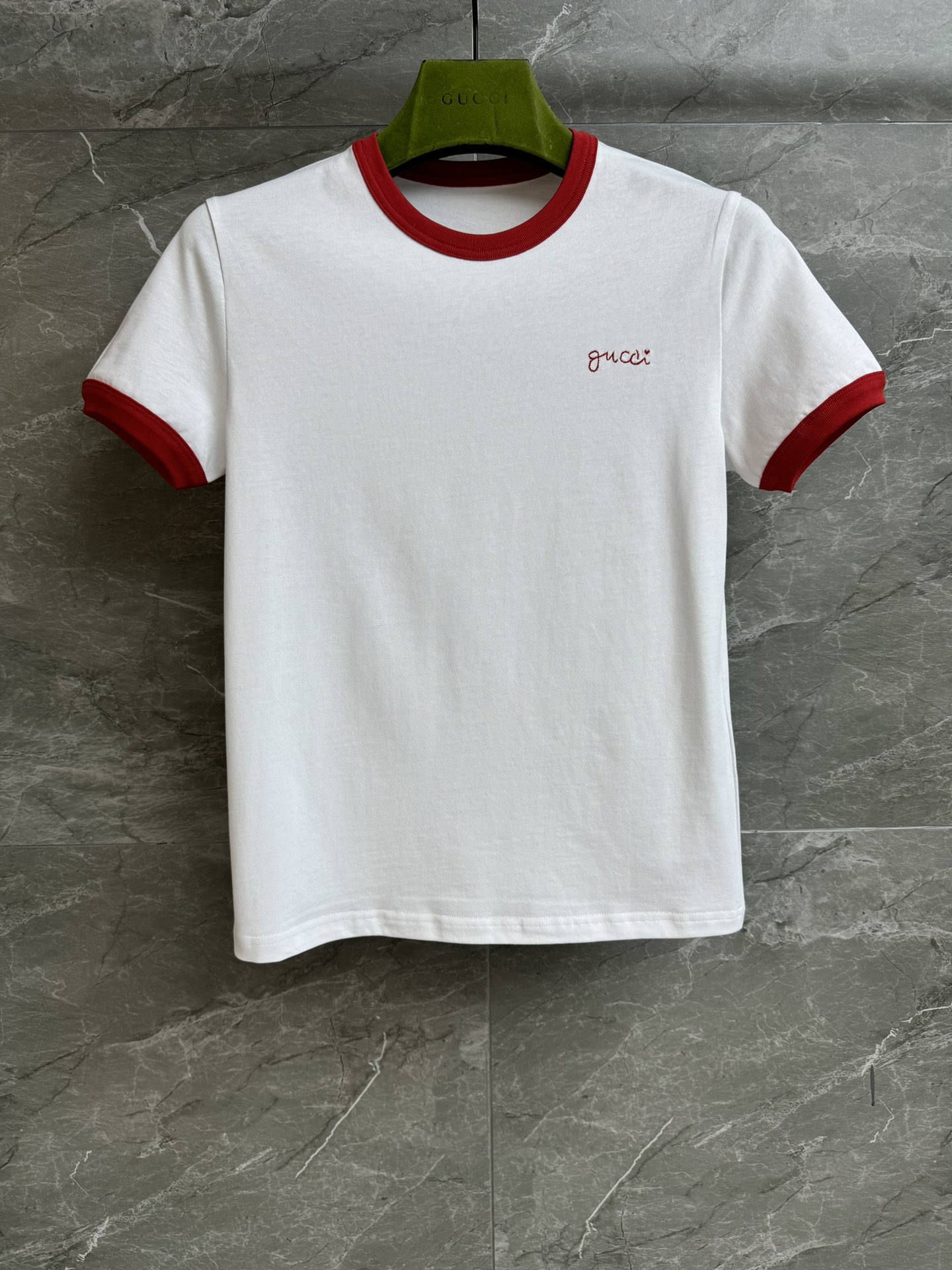 NO:716266,Early spring new models are on sale. G family contrast embroidered T-shirt 2026 early spring series. Round neck with contrast edging. Red and white contrast design. Letter embroidery pattern embellishment. Age-reducing and fashionable. Imported combed cotton fabric. Soft, comfortable and breathable. Slim fit. The upper body is slim and versatile. Complete trademarks. Size SML,,19860909早春新款出货啦 Ｇ家撞色刺绣Ｔ恤 2026早春系列 圆领撞色包边 红白撞色设计 字母刺绣图案点缀 减龄时髦洋气 进口精梳棉面料 柔软舒适透气 修身版型 上身显瘦又百搭 商标齐全 尺码SML,,,Women's clothing