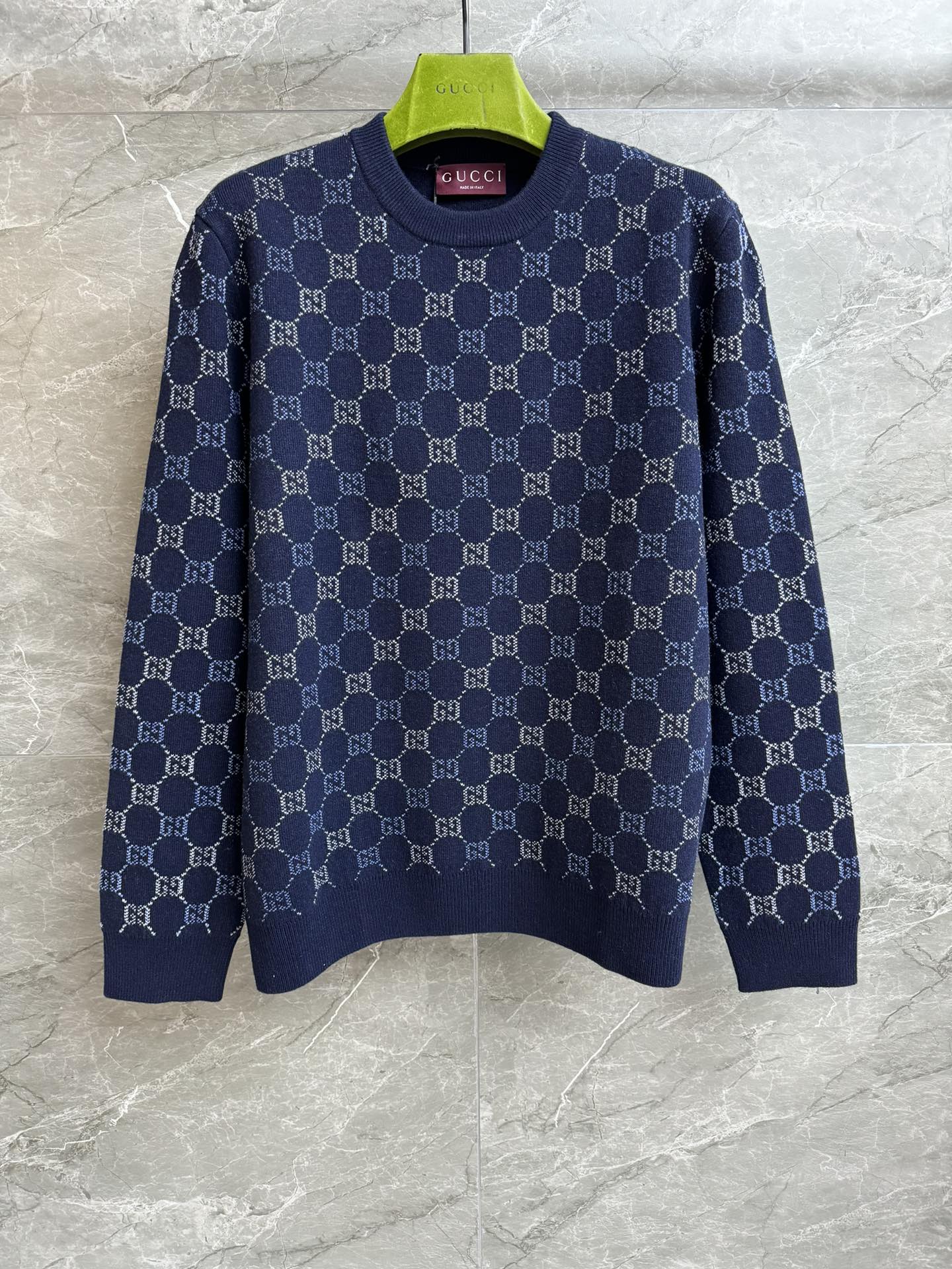 NO:716263,New models for early spring have been shipped. G family dark blue wool sweater 2026 early spring series. Round ribbed neckline. Two-color GG presbyopia jacquard pattern. Lazy retro high-end color matching. Wool and cashmere blended fabric. Warm, comfortable and skin-friendly. Loose fit. Can be worn by any person. Same style for men and women. Complete trademarks. Sizes SMLxL, gucci, sweaters,19860909早春新款出货啦 G家深蓝色羊毛毛衣 2026早春系列 圆领罗纹领口 双色GG老花提花图案 配色慵懒复古高级 羊毛羊绒混纺面料 保暖舒适亲肤 宽松版型 不挑人穿 男女同款 商标齐全 尺码SMLxL,,gucci,sweaters,,Women's clothing