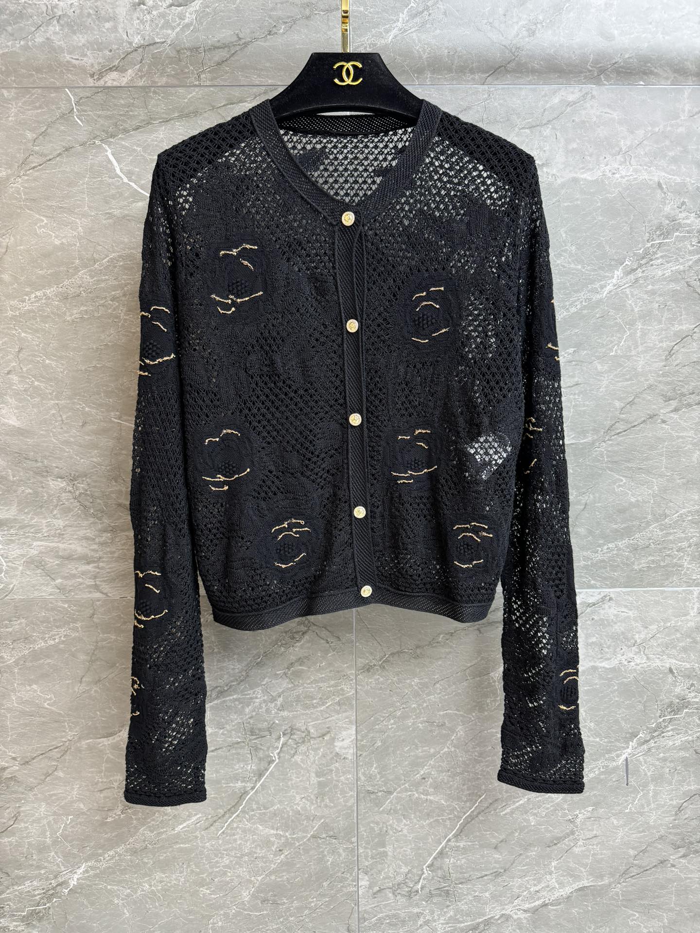 NO:716260,New models for early spring are shipping!  Xiangjia Camellia Hollow Cardigan 2026 Early Spring Vacation Series Round neck single-breasted design Heavy camellia hollow crochet craft Sexy and elegant Full of high-end Customized cotton blended yarn Soft and comfortable Short version The upper body is slim and elegant Complete trademarks Size SML,,chanel,19860909早春新款出货啦！ 香家山茶花镂空开衫 2026早春度假系列 圆领单排扣设计 重工山茶花镂空钩织工艺 性感优雅 高级感满满 定制棉质混纺纱线 软糯舒适 短款版型 上身显瘦又气质 商标齐全 尺码SML,,chanel,,Women's clothing