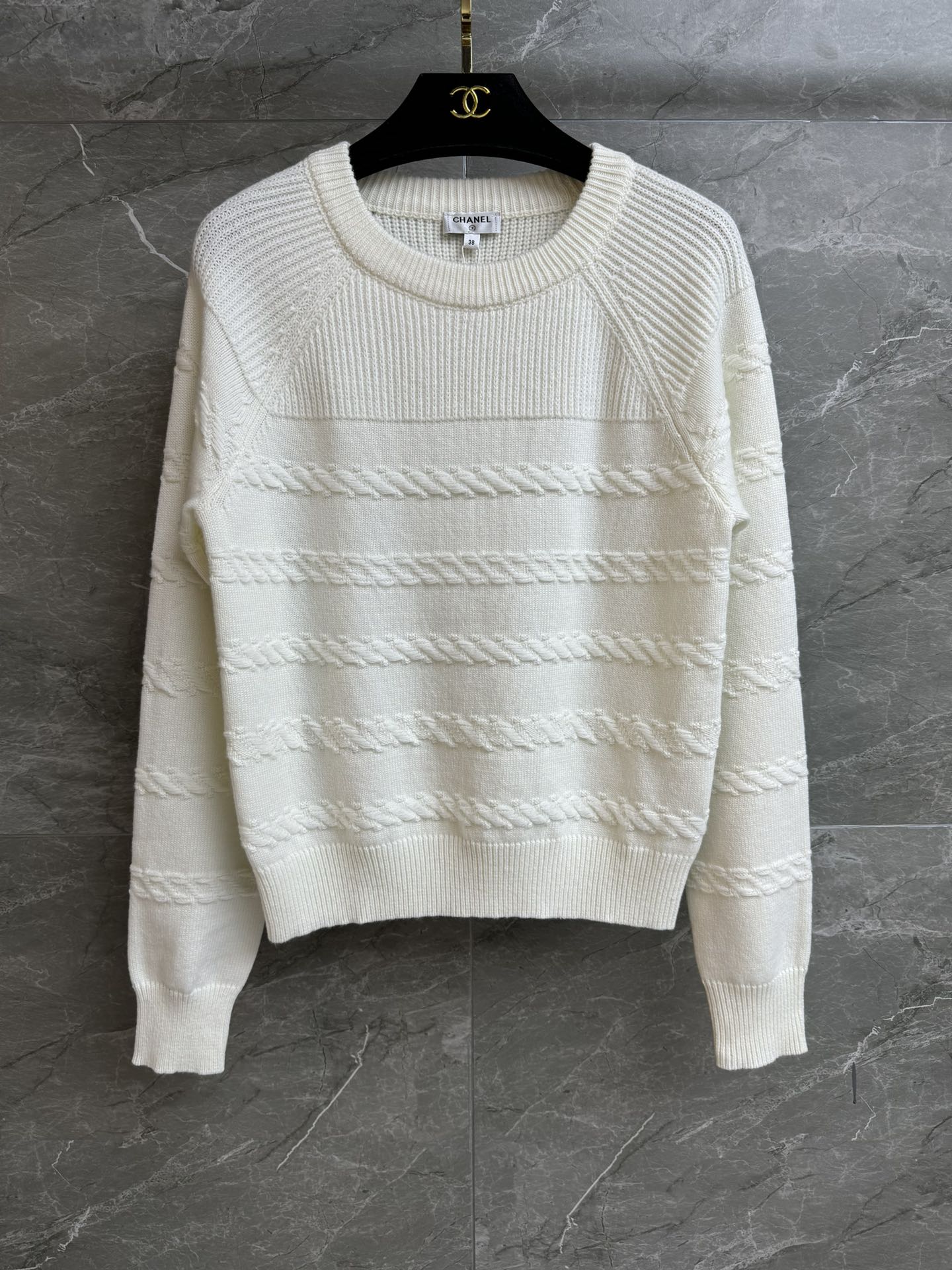 NO:716254,New styles for early spring are available. Chanjia three-dimensional cable sweater 2026 spring and summer preview series. Round neck design. Three-dimensional cable knitting texture. Double C logo embellishment on the back. Simple, fashionable and advanced. Customized knitted fabric. Comfortable and skin-friendly. Normal fit. The upper body is slim and versatile. Complete trademarks. Sizes SML,,chanel,sweaters,19860909早春新款上新啦 香家立体绞花毛衣 2026春夏预告系列 圆领领口设计 立体绞花编织纹理 后背双C徽标点缀 简约时髦高级 定制针织面料 舒适亲肤 正常版型 上身显瘦又百搭 商标齐全 尺码SML,,chanel,sweaters,,Women's clothing