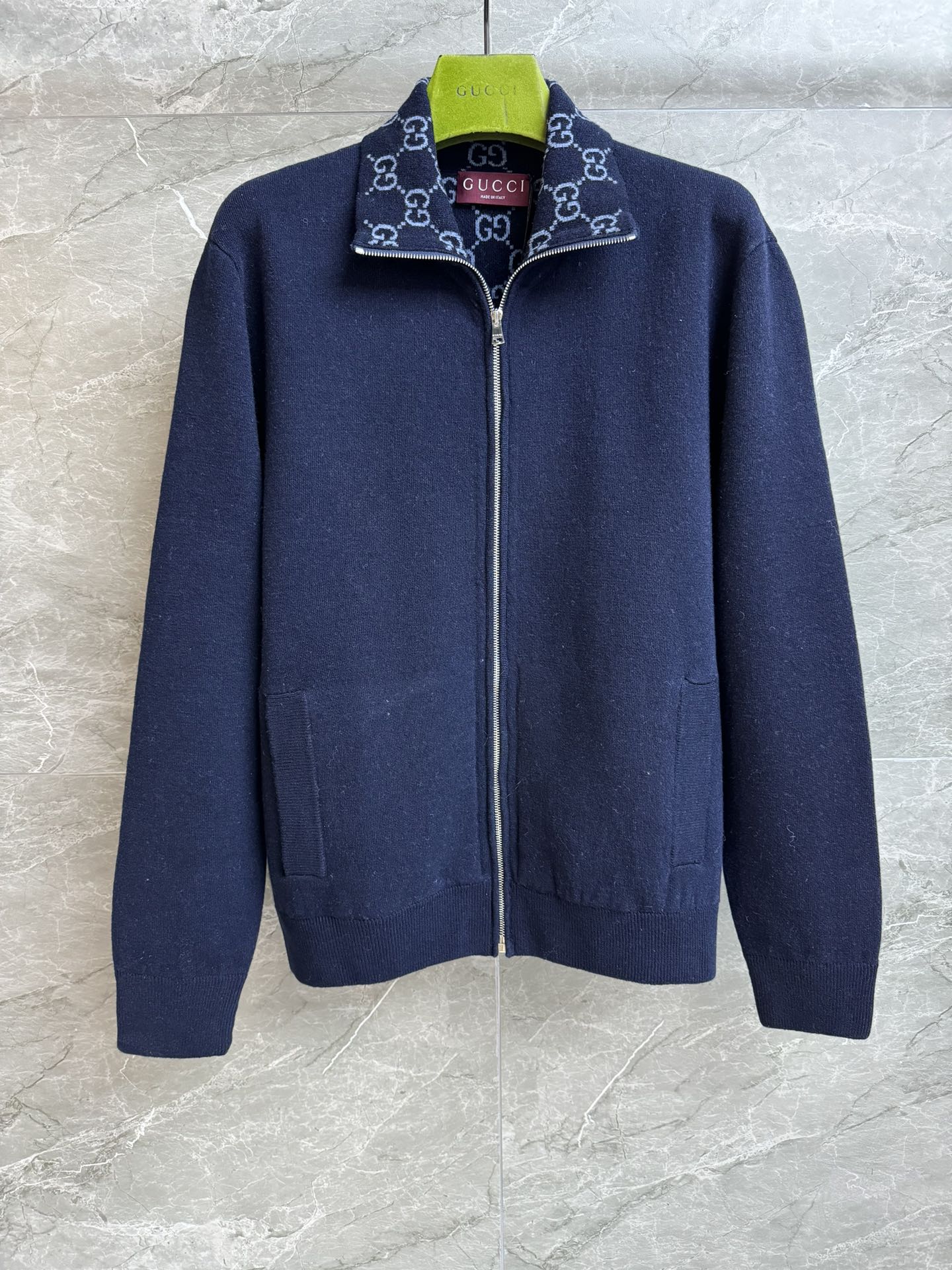 NO:716658,The new model for early spring has been shipped. G family dark blue lapel cardigan 2026 early spring series. Lapel zipper design. Inside GG presbyopia jacquard pattern. Dark blue casual retro high-end wool blended knitted fabric. Warm, comfortable and skin-friendly. Loose fit. Can be worn by any person. Same style for men and women. Complete trademarks. Sizes SMLxL,,gucci,19860909早春新款出货啦 G家深蓝翻领开衫 2026早春系列 翻领拉链设计 内里GG老花提花图案 深蓝色休闲复古高级 羊毛混纺针织面料 保暖舒适亲肤 宽松版型 不挑人穿 男女同款 商标齐全 尺码SMLxL,,gucci,,Women's clothing