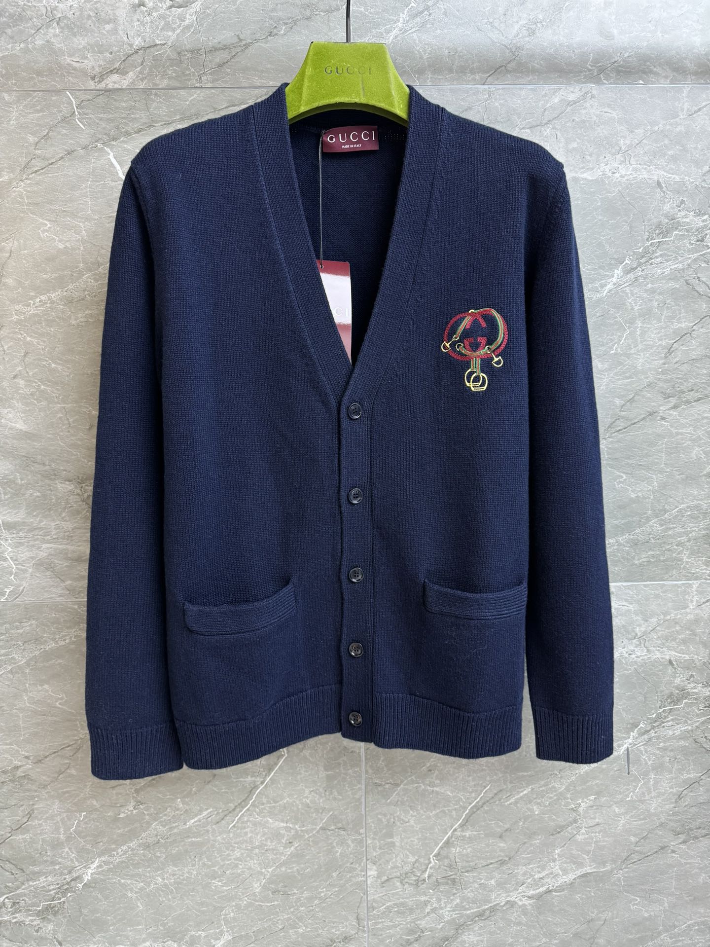 NO:716652,New models for early spring are shipping!  G family blue stirrup cardigan Chinese New Year series V-neck single-breasted design Interlocking double G stirrup embroidery embellishment Dark blue color retro and fashionable Wool knitted fabric Warm, comfortable and skin-friendly Loose fit The upper body is slim and versatile Complete trademarks Sizes SMLXL,,gucci,19860909早春新款出货啦！ G家蓝色马蹬开衫 中国新年系列 V领单排扣设计 互扣式双G马蹬刺绣点缀 深蓝配色复古时髦 羊毛针织面料 保暖舒适亲肤 宽松版型 上身显瘦又百搭 商标齐全 尺码SMLXL,,gucci,,Women's clothing