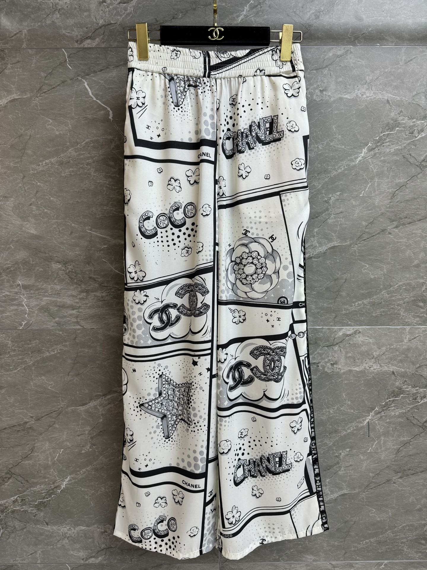 NO:716678,Autumn and winter new styles have been shipped. Chanel printed wide-leg pants 2025 autumn and winter series. Elastic elastic waistband. Side lace splicing design. Star cartoon camellia logo printing pattern. Black and white color matching is fashionable and advanced. Customized fabrics are silky, comfortable and skin-friendly. Straight-leg wide-leg pants style. The upper body is slim and versatile. Complete trademarks. Sizes SML,,chanel,19860909秋冬新款出货啦 香家印花阔腿裤 2025秋冬系列 松紧弹力腰头 侧边蕾丝边拼接设计 星星卡通山茶花logo印花图案 黑白配色时髦高级 定制面料丝滑舒适亲肤 直筒阔腿裤版型 上身显瘦又百搭 商标齐全 尺码SML,,chanel,,Women's clothing