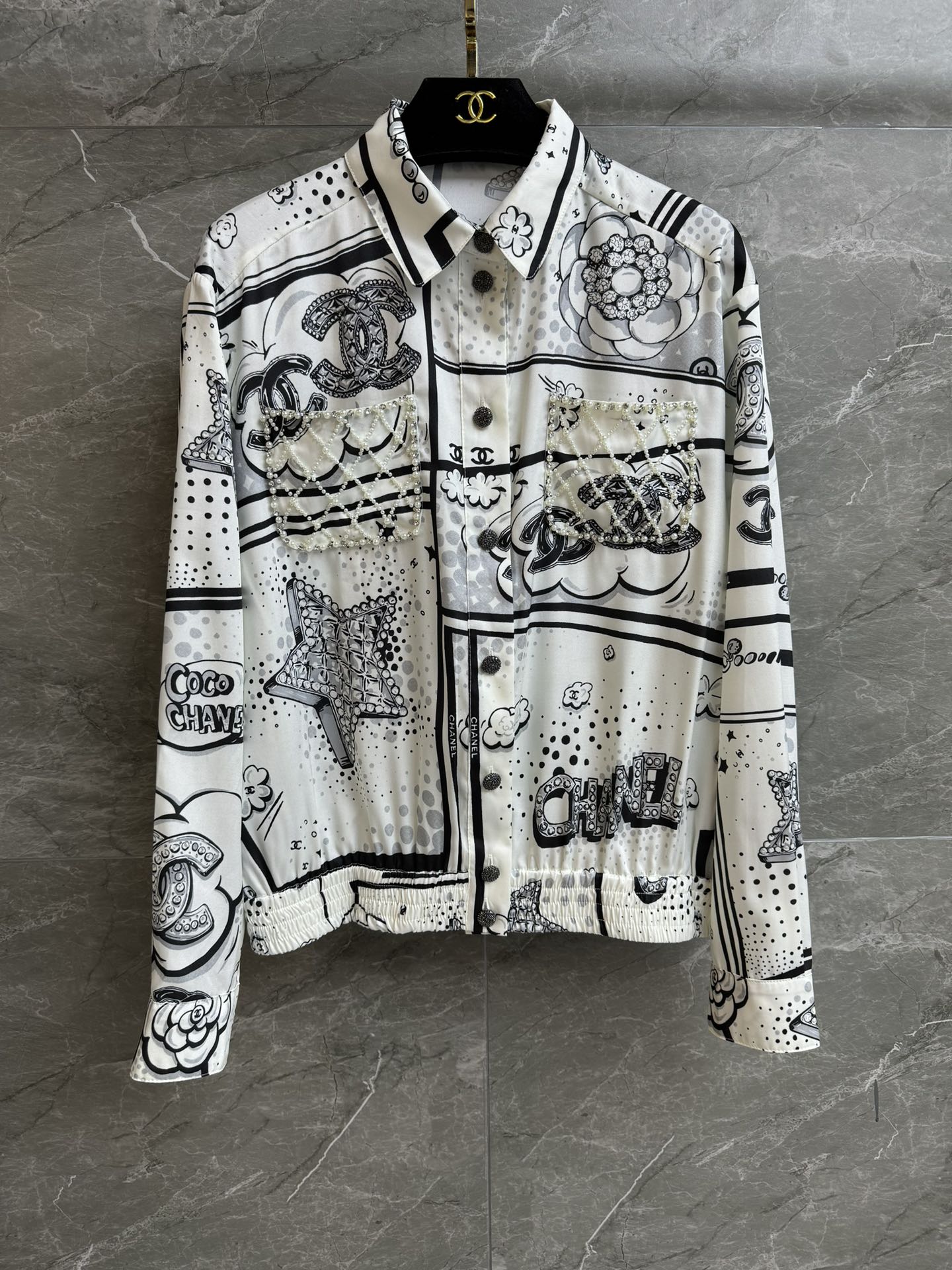 NO:716675,Autumn and winter new styles are on sale. Chanel beaded printed shirt 2025 autumn and winter series. Single-breasted lapel design. Pocket beaded embroidery decoration. Star camellia logo printing pattern. Black and white color matching is fashionable and advanced. Customized fabrics are silky, comfortable and skin-friendly. Loose fit. The upper body is slim and elegant. Complete trademarks. Sizes SML,,chanel,19860909秋冬新款出货啦 香家钉珠印花衬衣 2025秋冬系列 翻领单排扣设计 口袋钉珠刺绣装饰 星星山茶花logo印花图案 黑白配色时髦高级 定制面料丝滑舒适亲肤 宽松版型 上身显瘦又气质 商标齐全 尺码SML,,chanel,,Women's clothing