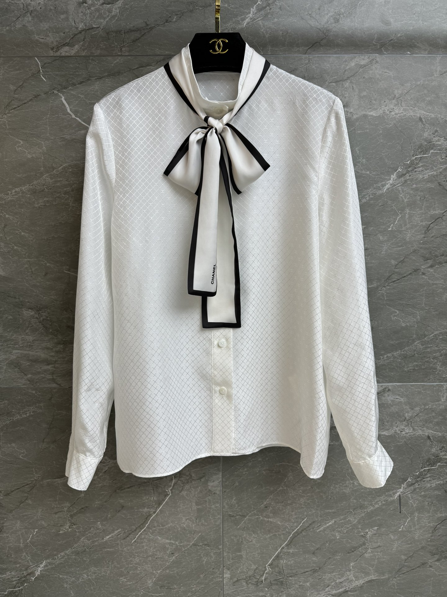 NO:716672,New styles for early spring are available. Xiangjia lace-up silk shirts. 2026 early spring series. Bow tie neckline. Dark jacquard logo pattern. Full of high-end feel. Customized silk jacquard fabric. Silky, skin-friendly and shiny. Loose fit. The upper body looks slim and elegant. Complete trademarks. Sizes SML, chanel, shirts, real silk,19860909早春新款上新啦 香家系带真丝衬衫 2026早春系列 蝴蝶结系带领口 暗纹提花logo图案 满满的高级感 定制真丝提花面料 丝滑亲肤有光泽 宽松版型 上身显瘦又气质 商标齐全 尺码SML,,chanel,shirts,real silk,,Women's clothing