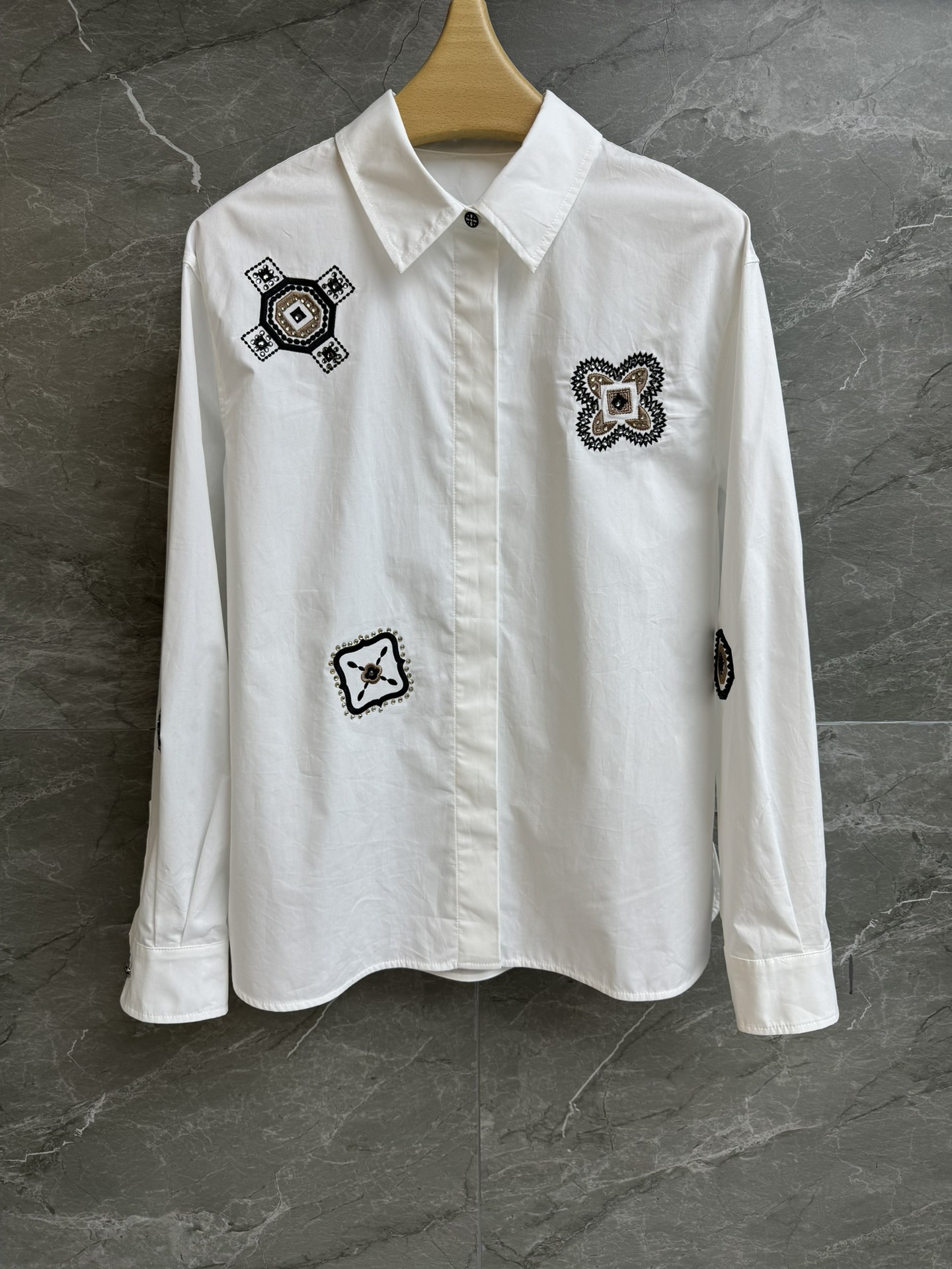 NO:716943,New models for early spring are available. Max hot diamond embroidered shirt. 2026 early spring series. Lapel neck design. Precise three-dimensional embroidery pattern. Heavy rhinestone inlay embellishment. Exquisite, fashionable and high-end. Close-woven cotton poplin fabric. Comfortable and breathable. Loose fit. The upper body looks slim and elegant. Complete trademarks. Size SML,,19860909早春新款上新啦 Max烫钻刺绣衬衣 2026早春系列 翻领领口设计 精密立体的刺绣图案 重工水钻镶嵌点缀 精致时髦高级 密纺棉质府绸面料 舒适透气 宽松版型 上身显瘦又气质 商标齐全 尺码SML,,,Women's clothing