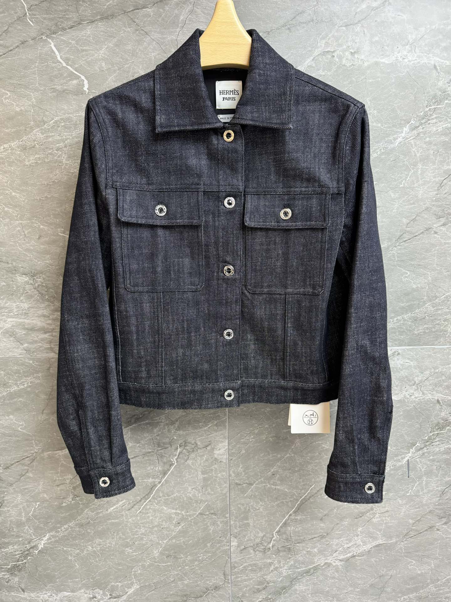 NO:716949,The new model for early spring has been shipped. H family's blue and black denim jacket 2026 early spring series. Lapel neck design. Exquisite logo button decoration. Blue and black color matching is minimalist and advanced. Customized washed denim fabric. Soft and comfortable. Short version. The upper body is slim and elegant. Complete trademarks. Sizes SML, jackets & coats,19860909早春新款出货啦 H家蓝黑牛仔外套 2026早春系列 翻领领口设计 精致logo纽扣装饰点缀 蓝黑配色极简高级 定制水洗牛仔面料 柔软舒适 短款版型 上身显瘦又气质 商标齐全 尺码SML,,jackets & coats,,Women's clothing