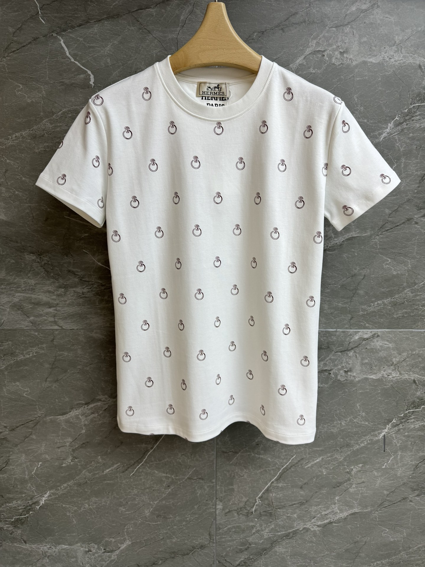 NO:716952,New styles for early spring are available. H family ring printed T-shirt 2026 spring and summer series. Round neck design. Adopts Anneau Finesse printing pattern. Fashionable and foreign style. Customized pure cotton fabric. Comfortable, skin-friendly and breathable. Normal fit. The upper body is slim and versatile. Complete trademarks. Sizes SML, tees, t-shirt, ring,19860909早春新款上新啦 Ｈ家戒指印花T恤 2026春夏系列 圆领领口设计 采用Anneau Finesse印花图案 时髦洋气 定制纯棉面料 舒适亲肤透气 正常版型 上身显瘦又百搭 商标齐全 尺码SML,,tees，t-shirt,ring,,Women's clothing