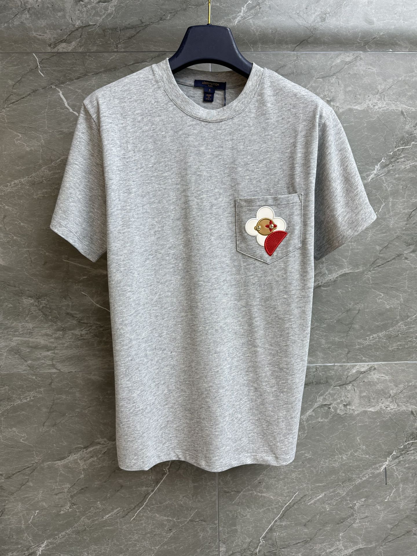 NO:716955,New models for early spring have been shipped. L's doll patch pocket T-shirt, 2026 early spring series, round neck design, Vivienne leather embroidery decorative pockets, age-reducing, fashionable and high-end, imported pure cotton fabric, comfortable and skin-friendly, normal fit, slim upper body and versatile, complete trademarks, sizes SML, Louis Vuitton, tees, t-shirt,19860909早春新款出货啦 L家公仔贴袋T恤 2026早春系列 圆领领口设计 Vivienne皮革刺绣装饰口袋 减龄时髦高级 进口纯棉面料 舒适亲肤 正常版型 上身显瘦又百搭 商标齐全 尺码SML,,louis vuitton,tees，t-shirt,,Women's clothing