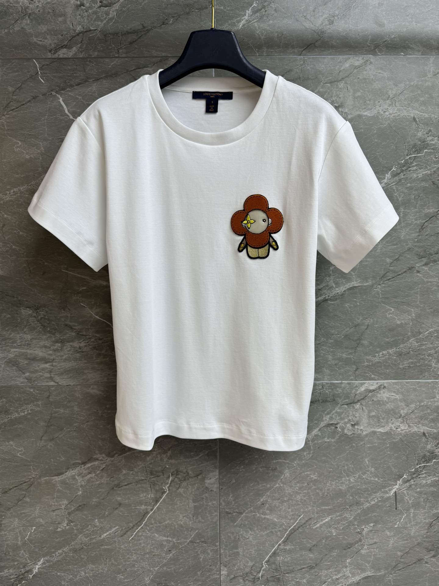 NO:716958,The new model for early spring has been shipped. L family toothbrush embroidered doll T-shirt 2026 early spring series. Round neck design. Toothbrush embroidered Vivienne doll pattern decoration. Full of childlike fun. Fashionable and age-reducing. Imported pure cotton fabric. Comfortable and skin-friendly. Normal version. The upper body is slim and versatile. Complete trademarks. Sizes SML, Louis Vuitton, tees, t-shirt,19860909早春新款出货啦 L家牙刷绣公仔T恤 2026早春系列 圆领领口设计 牙刷绣Vivienne公仔图案装饰 充满童趣 时髦减龄 进口纯棉面料 舒适亲肤 正常版型 上身显瘦又百搭 商标齐全 尺码SML,,louis vuitton,tees，t-shirt,,Women's clothing