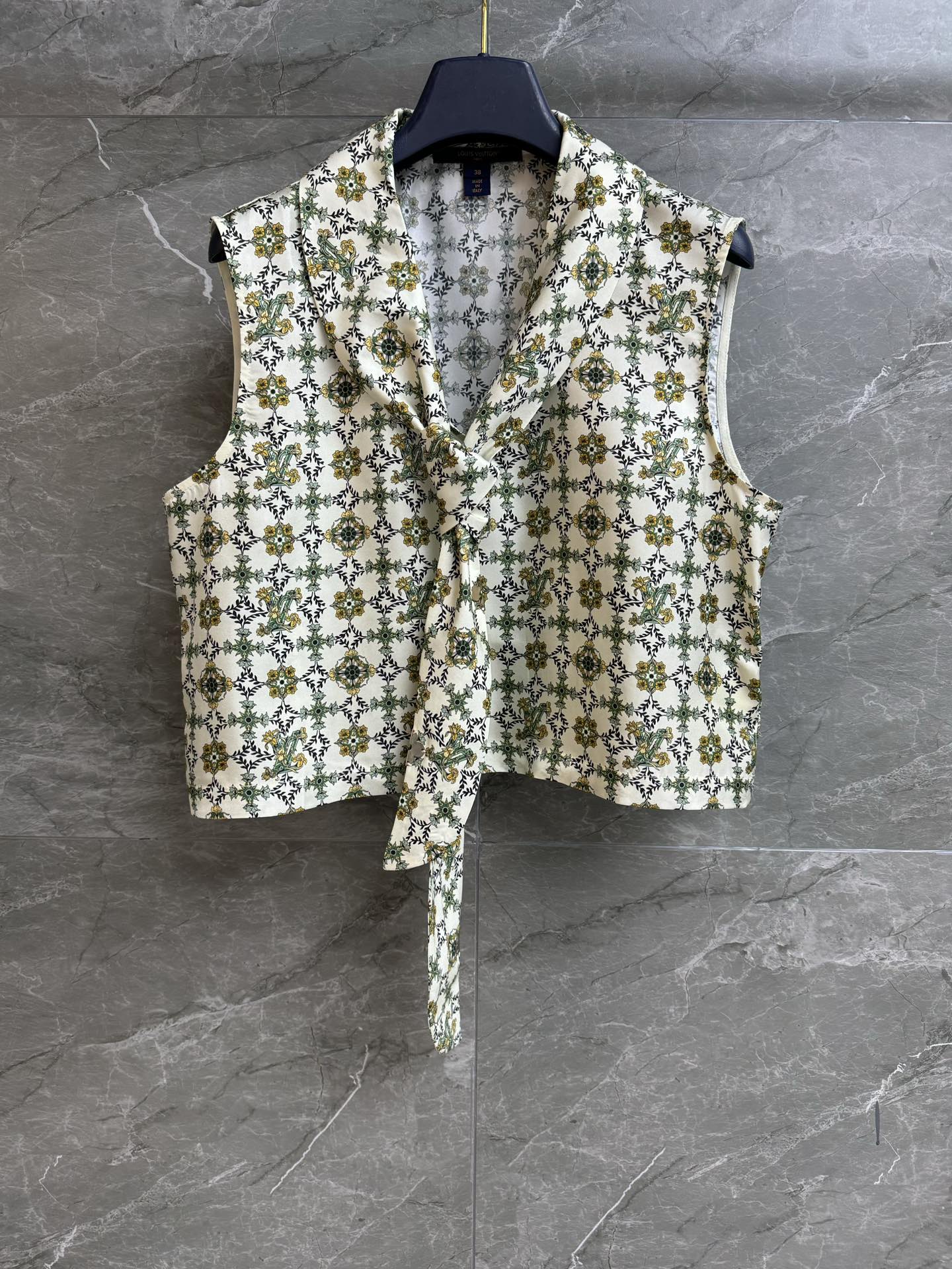 NO:716964,New style for early spring. L family silk ribbon sleeveless shirt 2026 early spring series. Ribbon tie collar. Iconic metal flower decoration. Light green floral logo printing pattern. Retro and fashionable. Customized twill silk fabric. Elegant and comfortable. Short version. The upper body is slim and elegant. Complete trademarks. Sizes SML, Louis Vuitton, shirts, real silk,19860909早春新款上新啦 L家真丝飘带无袖衬衫 2026早春系列 飘带系带领口 标志性金属花朵装饰 淡绿色花卉logo印花图案 复古时髦 定制斜纹真丝面料 飘逸舒适 短款版型 上身显瘦又气质 商标齐全 尺码SML,,louis vuitton,shirts,real silk,,Women's clothing