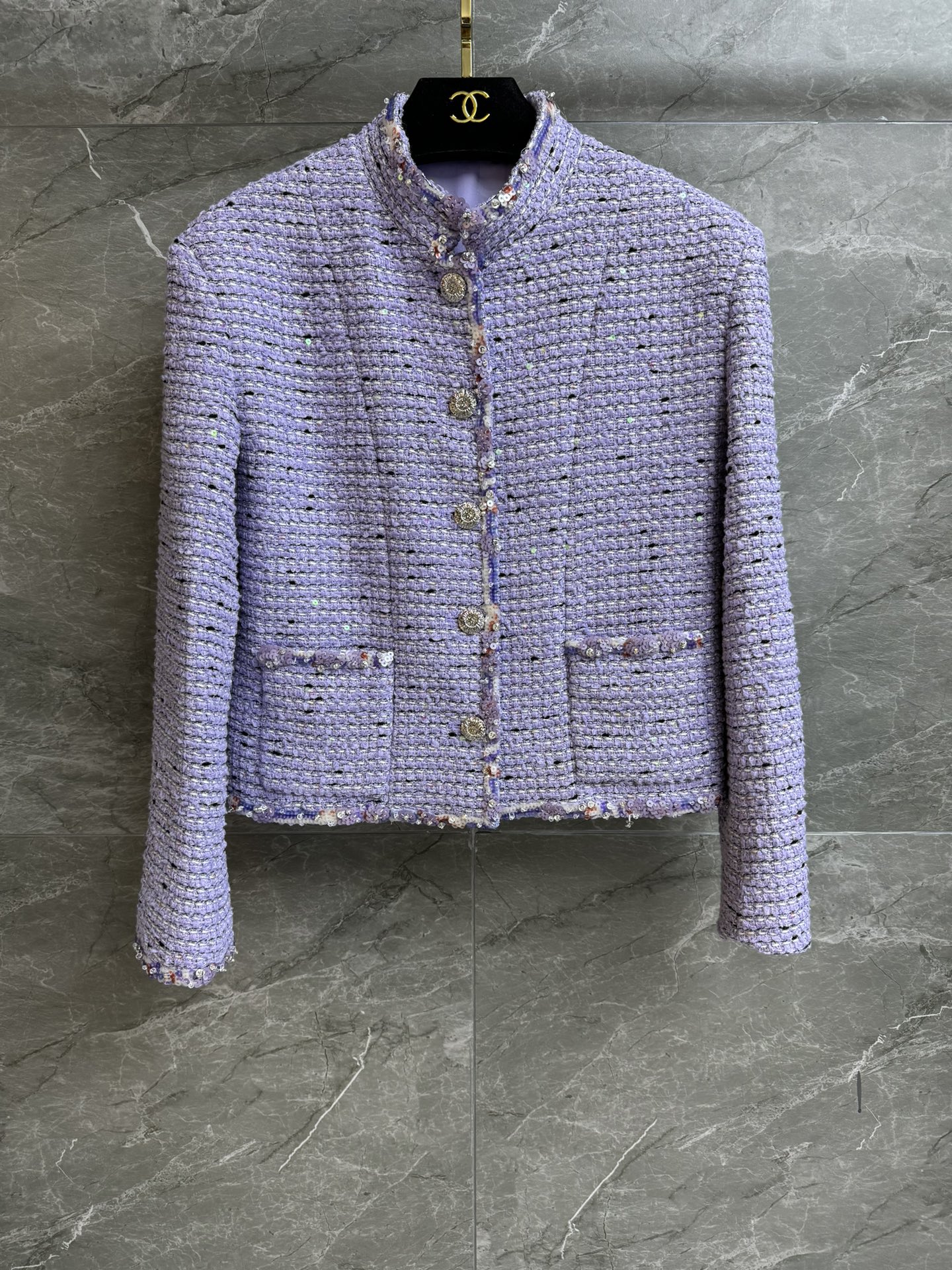 NO:717299,New styles for early spring are available!  Xiangjia Purple Sequin Jacket 2026 Early Spring Vacation Series Stand-up collar design Sequin beading inlay dazzling and eye-catching Purple color matching fashionable and western style Customized tweed fabric Silk lining Slim fit upper body looks slim and elegant Complete trademarks Sizes SML, chanel, jackets & coats, real silk,19860909早春新款上新啦！ 香家紫色亮片外套 2026早春度假系列 立领领口设计 亮片钉珠镶嵌点缀 耀眼夺目 紫色配色时髦洋气 定制斜纹软呢面料 真丝里衬 修身版型 上身显瘦又气质 商标齐全 尺码SML,,chanel,jackets & coats,real silk,,Women's clothing