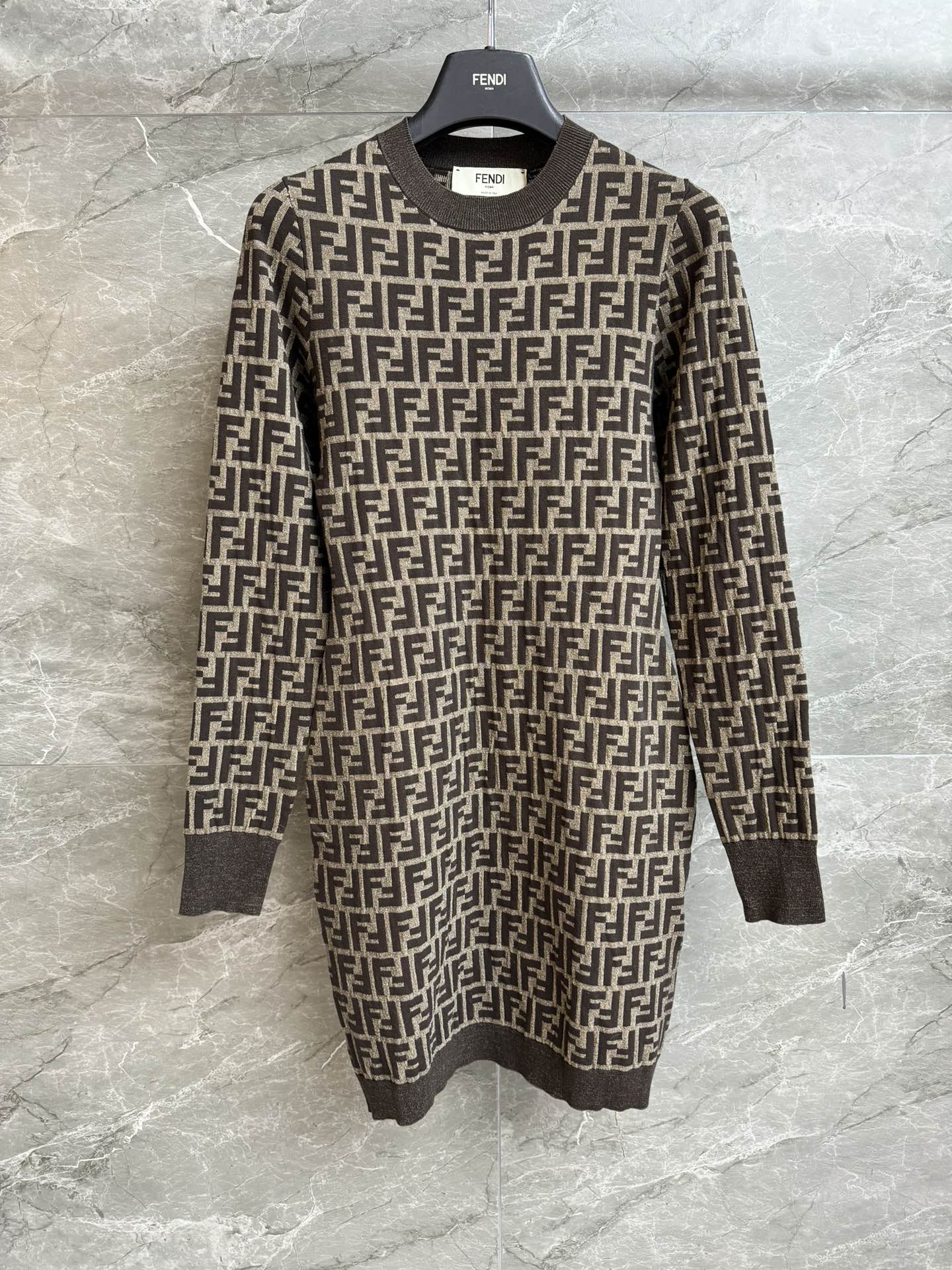 NO:717635,The popular re-order is now available. FD presbyopic knitted dress. Autumn and winter series. Round neck ribbed neckline. Retro coffee color. Classic presbyopic jacquard pattern. Full of high-end feel. Customized knitted fabric. Comfortable and breathable. Stretchy slim fit. The upper body is slim and elegant. Complete trademarks. Sizes: sml, skirts,19860909爆款翻单出货啦 FD老花针织连衣裙 秋冬系列 圆领罗纹领口 复古咖啡配色 经典老花提花图案 高级感十足 定制针织面料 舒适透气 弹力修身版型 上身显瘦又气质 商标齐全 尺码sml,,skirts,,Women's clothing