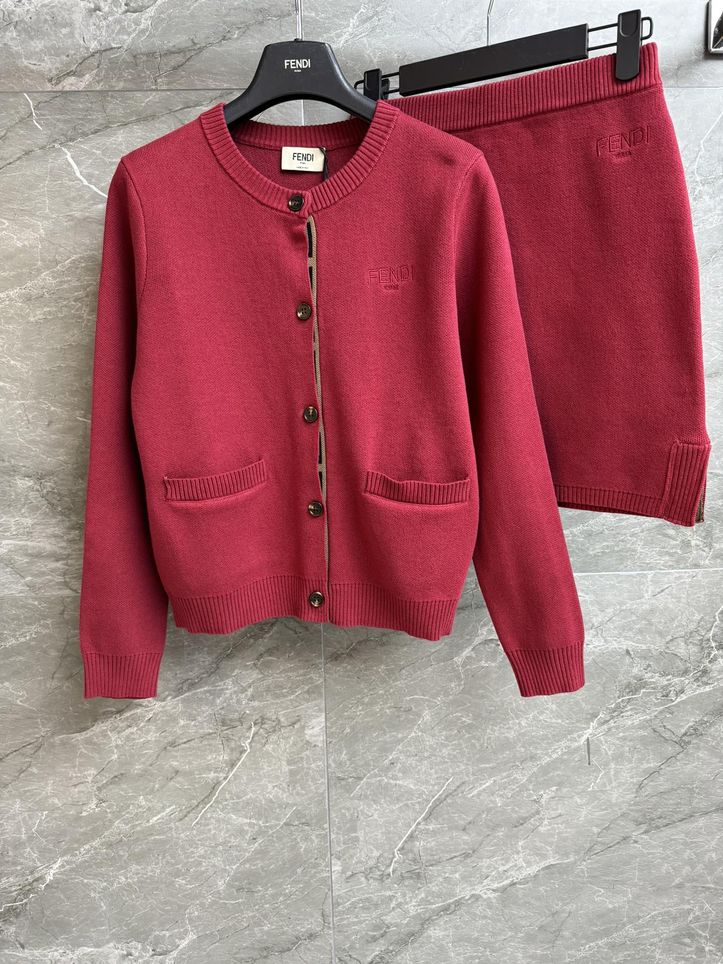 NO:717314,New styles for early spring are available, FD red knitted suit, 2026 New Year series, short cardigan paired with knitted skirt, classic logo embroidery embellishment, red color matching, fashionable and age-reducing, customized knitted fabric, comfortable and skin-friendly, the upper body looks slim and elegant, complete trademarks, sizes SML,,skirts,19860909早春新款上新啦 FD红色针织套装 2026新年系列 短款开衫搭配针织短裙 经典logo刺绣点缀 红色配色时髦减龄 定制针织面料 舒适亲肤 上身显瘦又气质 商标齐全 尺码SML,,skirts,,Women's clothing