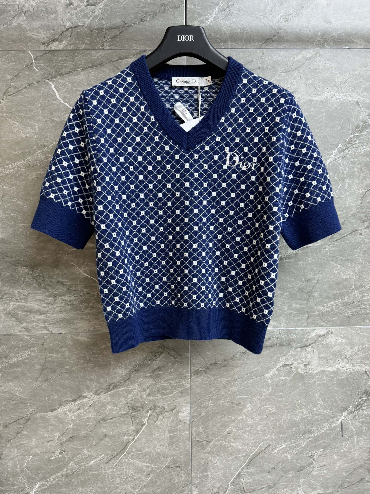 NO:717304,Early spring new models are shipping. D's V-neck diamond short sleeves 2026 spring and summer series. Temperament V-neck neckline. Logo embroidery embellishment on the chest. Retro diamond jacquard pattern. Blue and white color scheme. Casual and fashionable. Wool knitted fabric. Comfortable and skin-friendly. Normal fit. The upper body is slim and versatile. Complete trademarks. Sizes SML, dior, T-shirt,19860909早春新款出货啦 D家V领菱格短袖 2026春夏系列 气质V领领口 胸前logo刺绣点缀 复古菱格提花图案 蓝白配色休闲时髦 羊毛针织面料 舒适亲肤 正常版型 上身显瘦又百搭 商标齐全 尺码SML,,dior,T-shirt,,Women's clothing