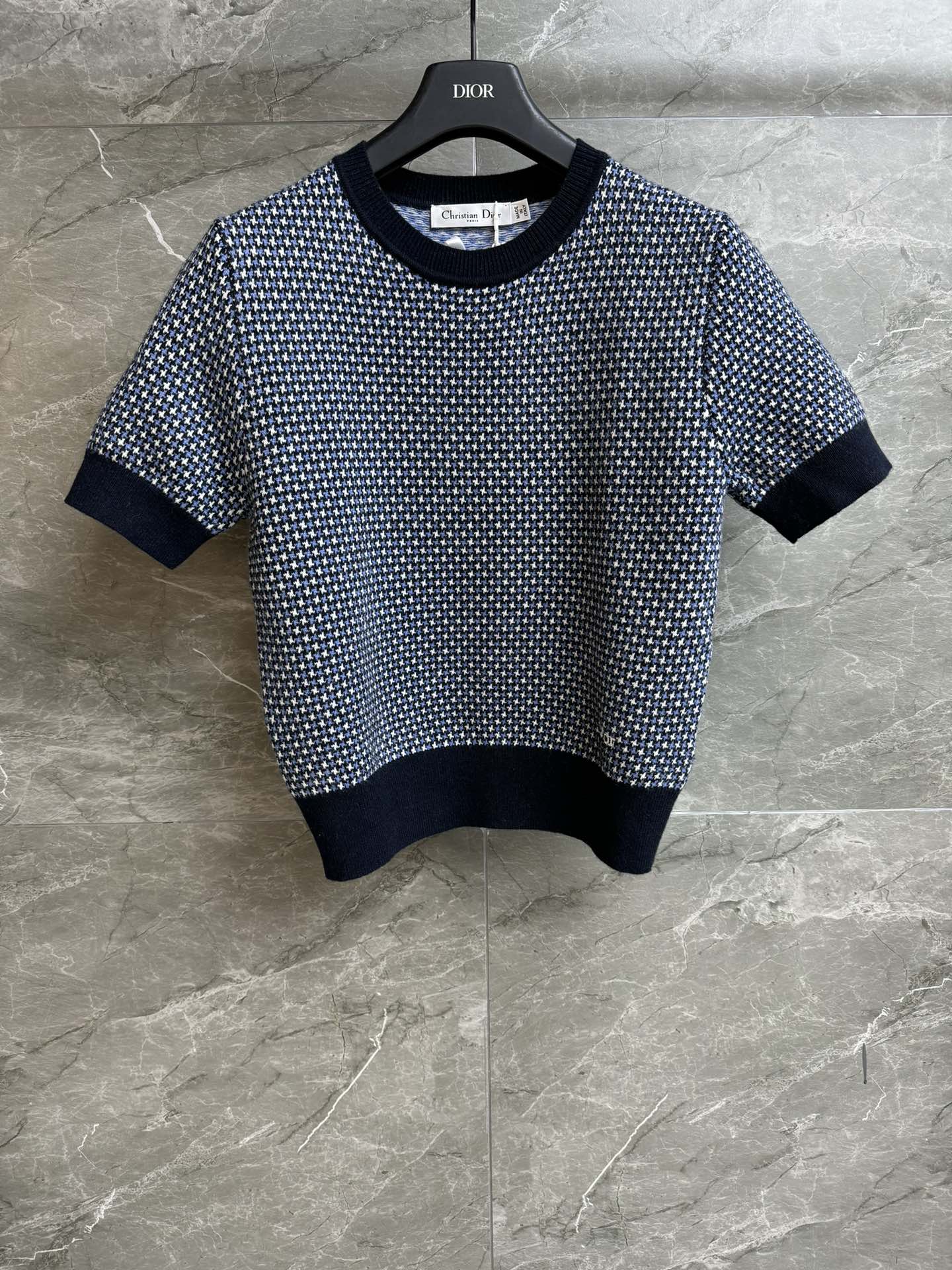 NO:717302,New model for early spring has been shipped. D's blue jacquard short-sleeved 2026 spring and summer series. Round ribbed neckline. Logo embroidery embellishment on the hem. Jacquard geometric pattern. Blue and white color scheme, retro and fashionable. Wool knitted fabric. Comfortable and skin-friendly. Normal fit. The upper body is slim and versatile. Complete trademarks. Sizes SML, dior, T-shirt,19860909早春新款出货啦 D家蓝色提花短袖 2026春夏系列 圆领罗纹领口 下摆logo刺绣点缀 提花几何图案 蓝白配色复古时髦 羊毛针织面料 舒适亲肤 正常版型 上身显瘦又百搭 商标齐全 尺码SML,,dior,T-shirt,,Women's clothing