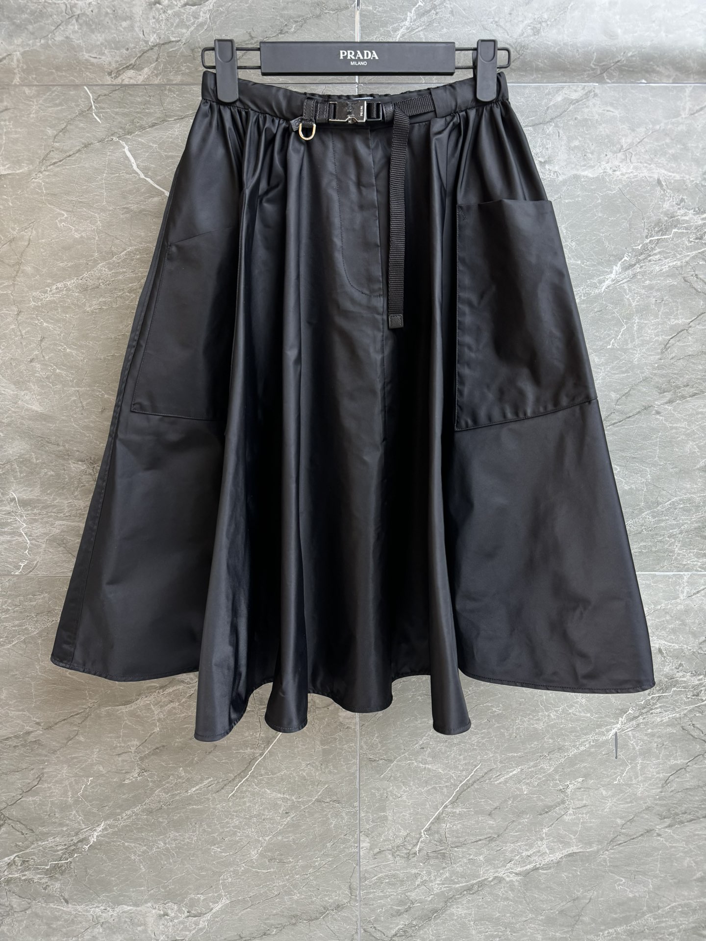 NO:717300,New style for early spring. P family nylon belt skirt 2026 spring and summer series. Elastic elastic waistband. Work style logo belt embellishment. Large pocket decoration. Sweet, cool and fashionable. Imported recycled nylon fabric. Very wide and stylish. High waist and large skirt. Skirt version. The upper body is slim and versatile. Complete trademarks. Sizes SML,,skirts,19860909早春新款上新啦 P家尼龙腰带半身裙 2026春夏系列 松紧弹力腰头 工装风logo腰带点缀 大口袋装饰 甜酷帅气时髦 进口再生尼龙面料 挺阔有型 高腰大裙摆半裙版型 上身显瘦又百搭 商标齐全 尺码SML,,skirts,,Women's clothing