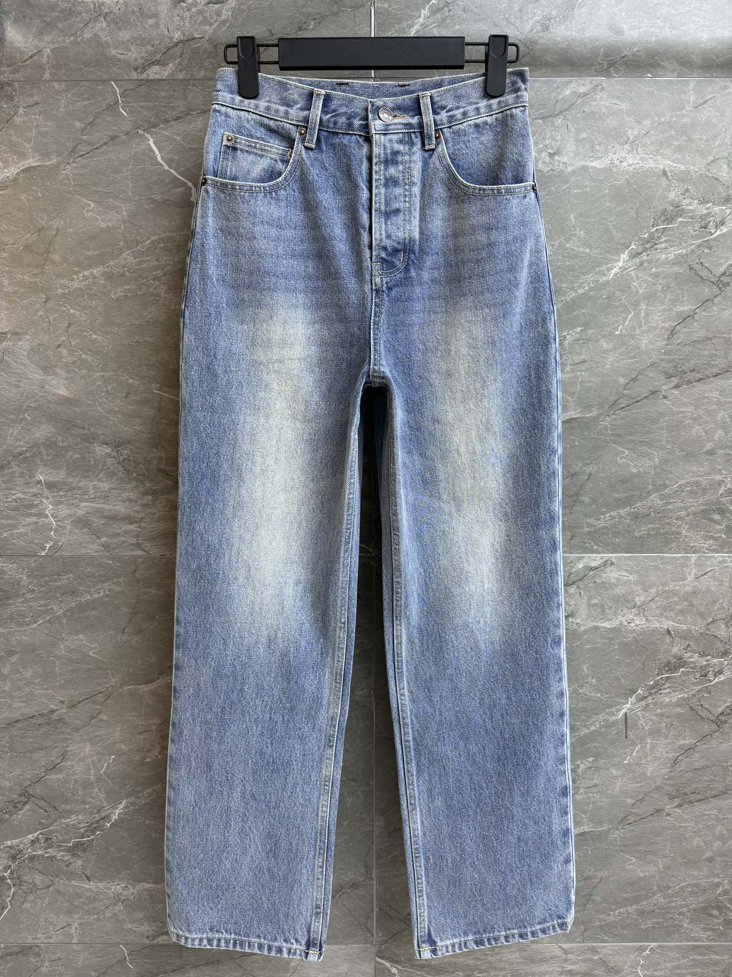 NO:717298,New styles for early spring are available. CL washed denim straight pants 2026 early spring series. Mid-waist button design. Logo leather label decoration on the back of the waist. Retro washed denim fabric. Heavy enzyme washing. Soft and comfortable. Straight-leg pants style with built-in lazy and relaxed feeling. Complete trademarks. Size SML,,19860909早春新款上新啦 CL水洗牛仔直筒裤 2026早春系列 中腰排扣设计 腰部背面logo皮标装饰 复古水洗牛仔面料 重工酵素洗水 柔软舒适 直筒裤版型 自带慵懒松弛感 商标齐全 尺码SML,,,Women's clothing