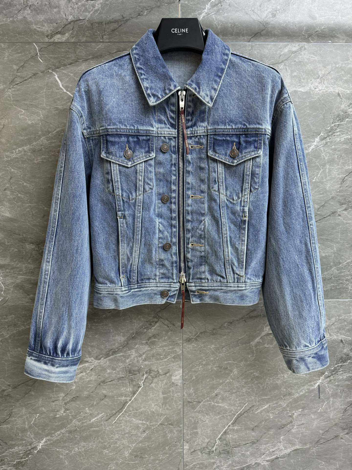 NO:717320,New styles for early spring are available. CL zipper denim jacket 2026 early spring series. Lapel zipper design. Logo leather label decoration on the back of the waist. Fashionable personality. Retro washed denim fabric. Heavy enzyme washing. Soft and comfortable. Loose fit. The upper body is slim and versatile. Complete trademarks. Sizes SML, jackets & coats,19860909早春新款上新啦 CL拉链牛仔外套 2026早春系列 翻领拉链设计 腰部背面logo皮标装饰 时髦个性 复古水洗牛仔面料 重工酵素洗水 柔软舒适 宽松版型 上身显瘦又百搭 商标齐全 尺码SML,,jackets & coats,,Women's clothing