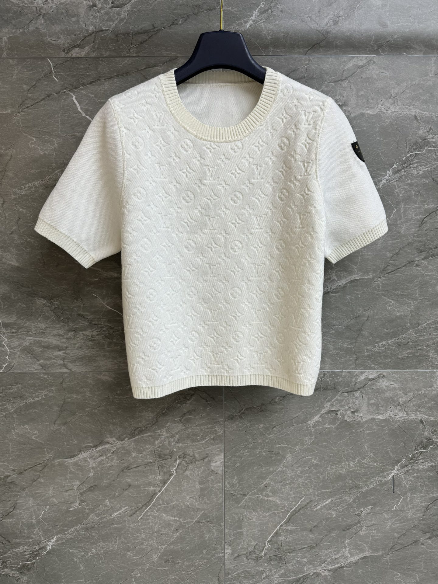 NO:735594,New styles for early spring are available!  L's presbyopic knitted short-sleeved 2026 early spring series Round neck ribbed neck Classic presbyopic embossed pattern Sleeve logo leather label decoration Low-key luxury Full of high-end sense Wool knitted fabric Comfortable and stiff Normal fit The upper body is slim and elegant Complete trademarks Sizes SML, louis vuitton, T-shirt,19860909早春新款上新啦！ L家老花针织短袖 2026早春系列 圆领罗纹领口 经典老花压花图案 袖子logo皮标装饰 低调奢华 满满高级感 羊毛针织面料 舒适挺括 正常版型 上身显瘦又气质 商标齐全 尺码SML,,louis vuitton,T-shirt,,Women's clothing