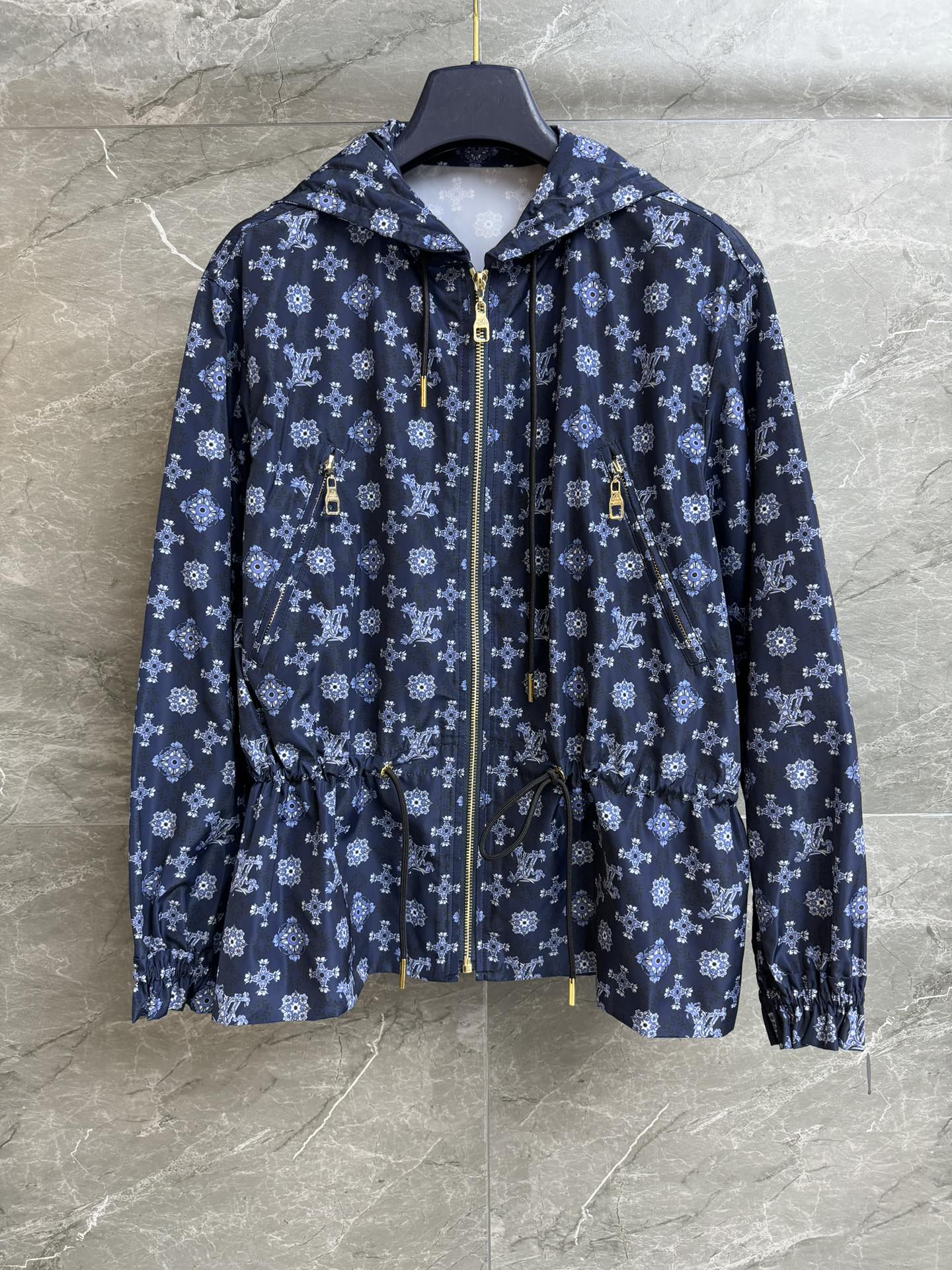 NO:732788,New styles for early spring are available. L family printed drawstring jacket 2026 early spring series. Hooded zipper design. Adjustable waist drawstring. Presbyopic floral print pattern. Casual, fashionable and advanced. Customized nylon fabric. Loose fit. Upper body looks slim and elegant. Complete trademarks. Sizes SML, Louis Vuitton, jackets & coats, hats,19860909早春新款上新啦 L家印花抽绳外套 2026早春系列 连帽拉链设计 腰部抽绳可调节收腰 老花花卉印花图案 休闲时髦高级 定制尼龙面料 宽松版型 上身显瘦又气质 商标齐全 尺码SML,,louis vuitton,jackets & coats,hats,,Women's clothing