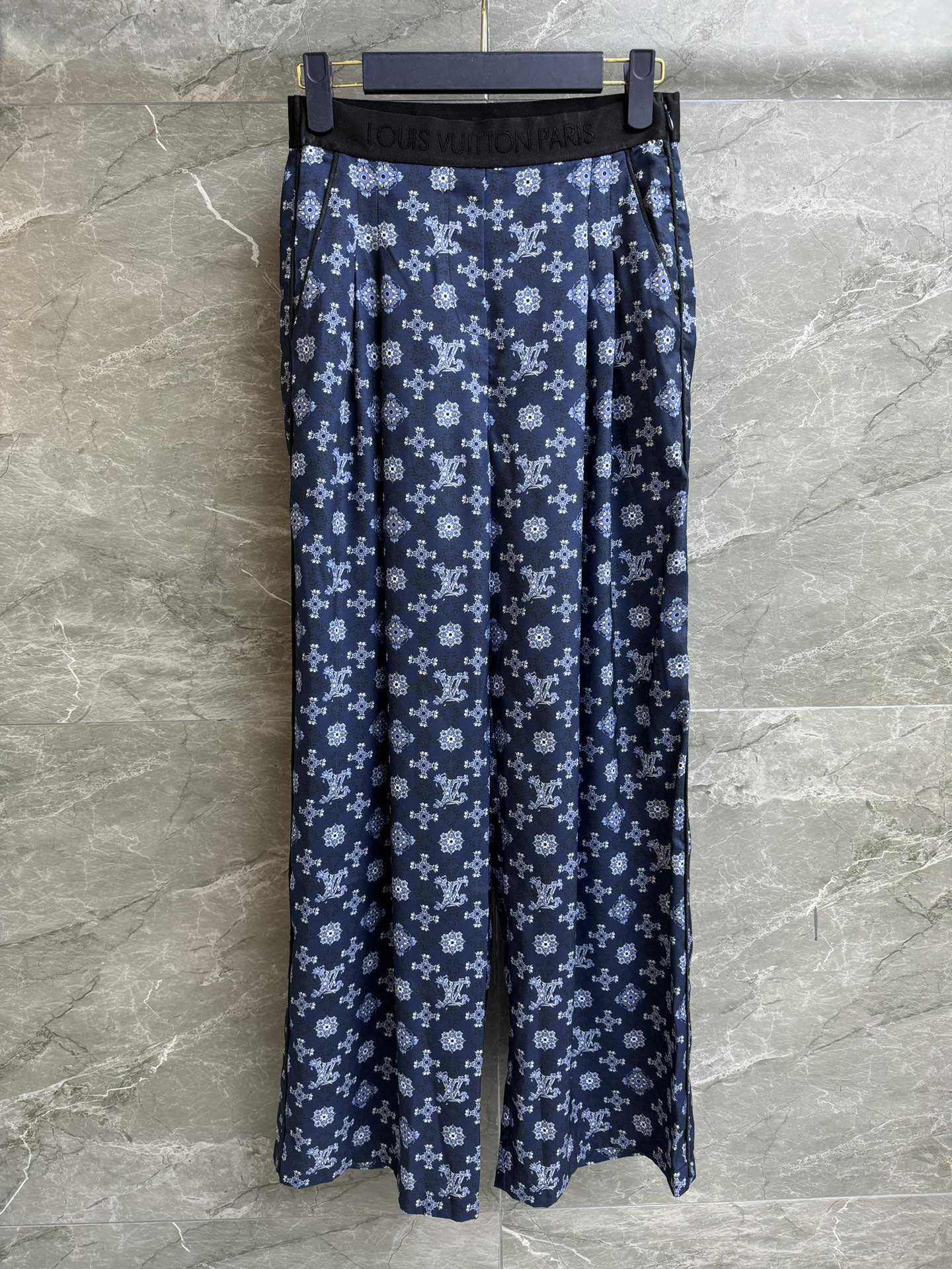 NO:732785,New style for early spring. L family printed straight pants 2026 early spring series. Waist logo elastic webbing splicing design. Blue presbyopia floral print pattern. Casual, fashionable and advanced. Customized fabrics are silky and skin-friendly. High-waisted straight pants. The upper body is slim and versatile. Complete trademarks. Sizes SML, Louis Vuitton,19860909早春新款上新啦 L家印花直筒裤 2026早春系列 腰部logo弹力织带拼接设计 蓝色老花花卉印花图案 休闲时髦高级 定制面料丝滑亲肤 高腰直筒裤版型 上身显瘦又百搭 商标齐全 尺码SML,,louis vuitton,,Women's clothing