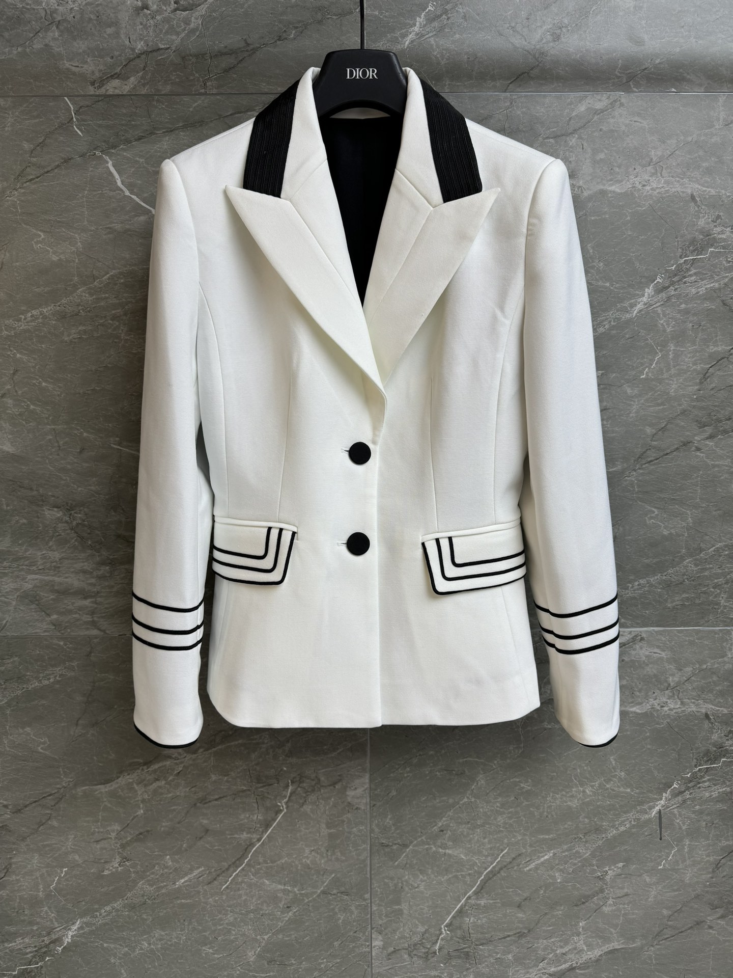 NO:732773,New models for early spring are shipping!  D's Contrast Color Suit Jacket 2026 Early Spring Series Single-breasted lapel design Black and white contrast fashionable and high-end Customized suit fabric Comfortable and crisp Three-dimensional tailoring waist version The upper body looks slim and elegant Complete trademarks Sizes SML, dior, jackets & coats, business suit,19860909早春新款出货啦！ D家撞色西装外套 2026早春系列 翻领单排扣设计 黑白撞色时髦高级 定制西装面料 舒适挺括 立体剪裁收腰版型 上身显瘦又气质 商标齐全 尺码SML,,dior,jackets & coats,business suit,,Women's clothing