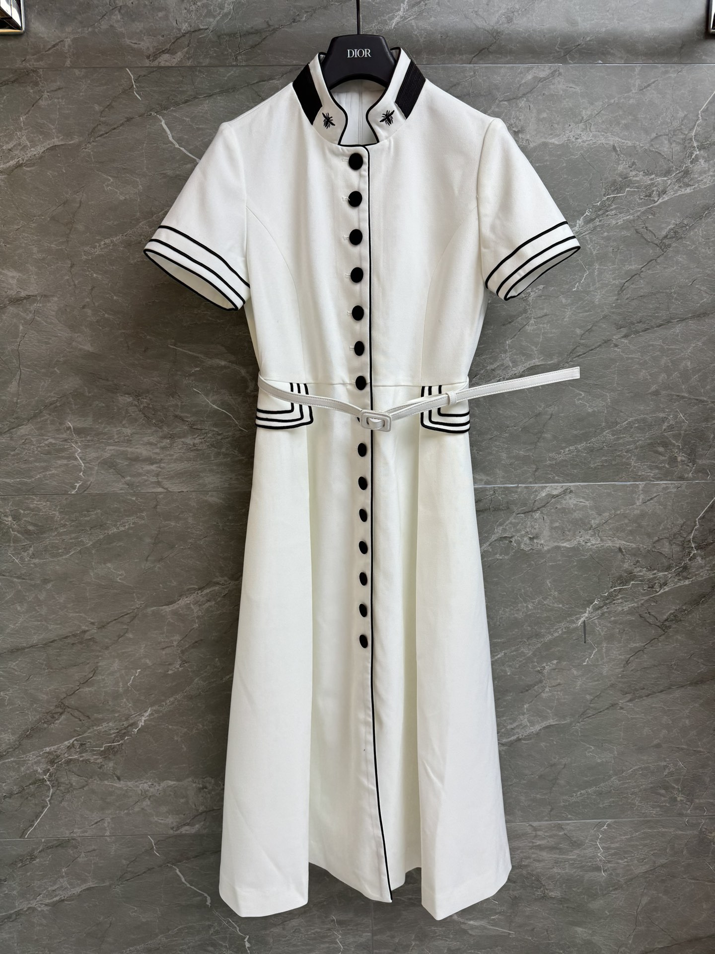 NO:732770,New models for early spring are shipping!  D's Stand Collar Contrast Color Dress 2026 Early Spring Series Stand Collar Neck Design Little Bee Embroidery Pattern Embellishment Black and White Contrast Colors are Cool and High-Level Customized Fabrics are Comfortable and Stiff Waist Dress Style The Upper Body Looks Thin and Elegant Complete Trademarks Sizes SML, Dior, Skirts,19860909早春新款出货啦！ D家立领撞色连衣裙 2026早春系列 立领领口设计 小蜜蜂刺绣图案点缀 黑白撞色清冷高级 定制面料舒适挺括 收腰连衣裙版型 上身显瘦又气质 商标齐全 尺码SML,,dior,skirts,,Women's clothing