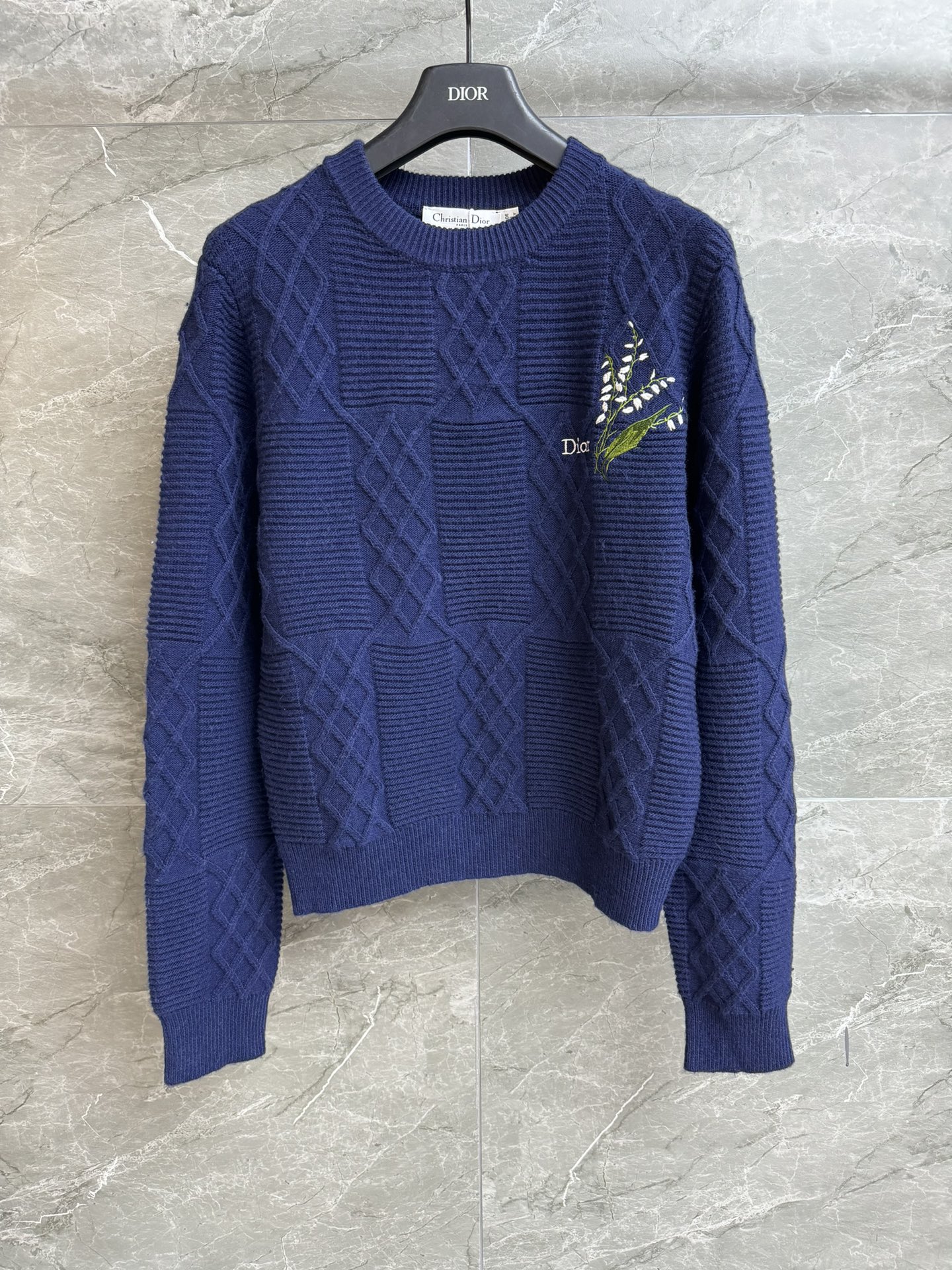 NO:732767,New arrival for early spring. D family lily of the valley embroidered sweater 2026 spring and summer series. Round neck design. Letter lily of the valley embroidery embellishment on the chest. Three-dimensional rhombus woven texture. Fashionable and western style. Wool blended knitted fabric. Soft and comfortable. Loose fit. The upper body is slim and elegant. Complete trademarks. Sizes SML, dior, sweaters,19860909早春新款上新啦 D家铃兰刺绣毛衣 2026春夏系列 圆领领口设计 胸前字母铃兰刺绣点缀 立体菱格纹编织纹理 时髦洋气 羊毛混纺针织面料 柔软舒适 宽松版型 上身显瘦又气质 商标齐全 尺码SML,,dior,sweaters,,Women's clothing