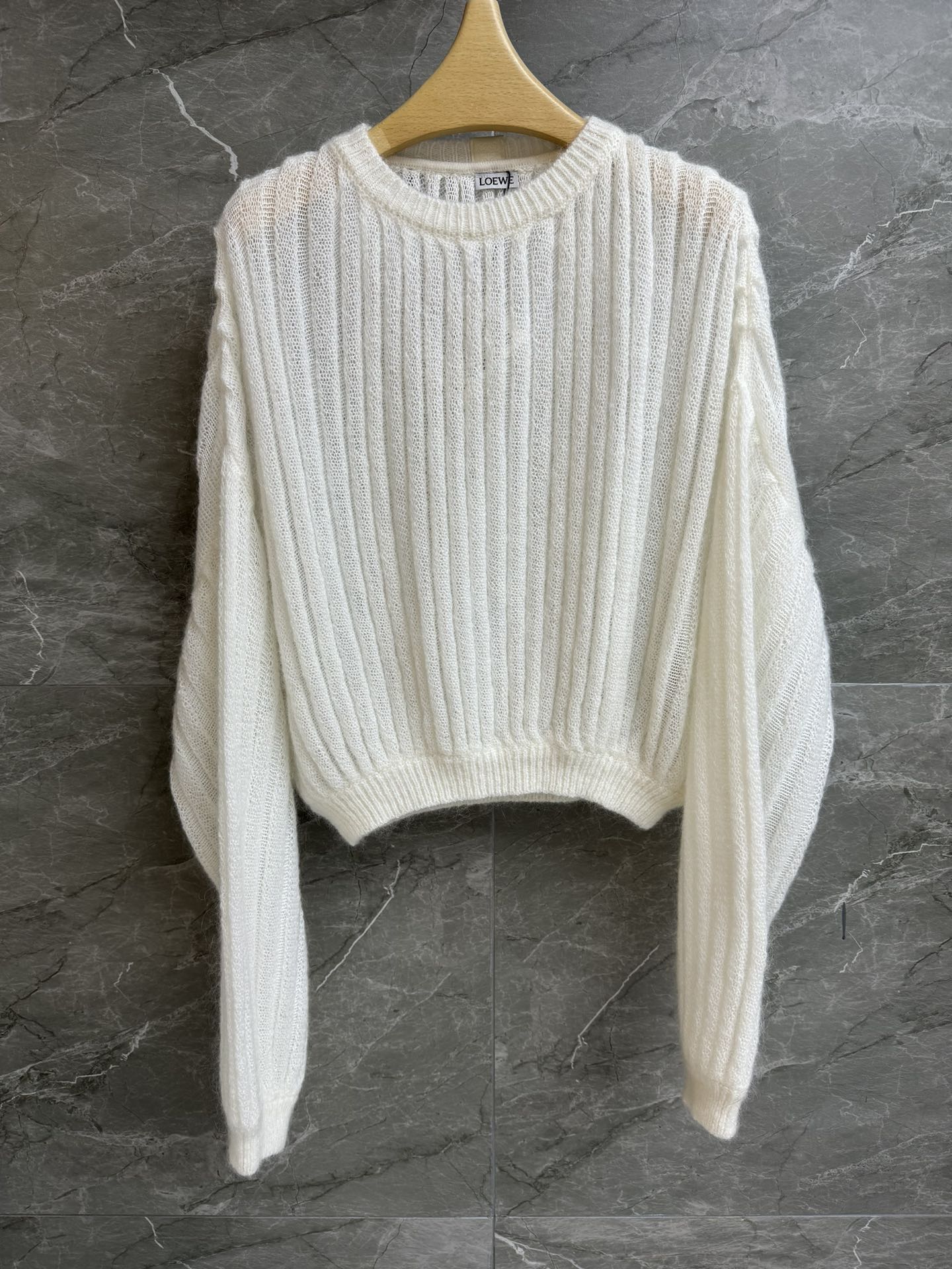 NO:732790,New spring and summer styles are available. Loewe white sweater 2026 spring and summer series. Round neck lantern sleeve design. Slightly see-through vertical pit weave texture. Lazy and fashionable personality. Mohair blended knitted fabric. Soft and comfortable. Loose fit. The upper body looks slim and elegant. Complete trademarks. Sizes SML,,loewe,sweaters,19860909春夏新款上新啦 罗意威白色毛衣 2026春夏系列 圆领灯笼袖设计 微透竖坑条编织纹理 慵懒时髦个性 马海毛混纺针织面料 柔软舒适 宽松版型 上身显瘦又气质 商标齐全 尺码SML,,loewe,sweaters,,Women's clothing