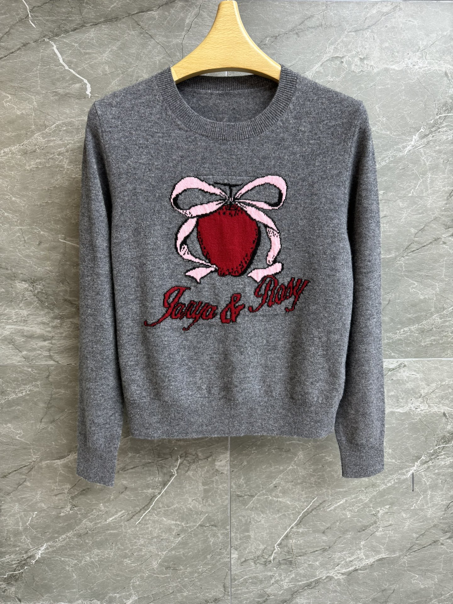 NO:732787,New arrival JR lucky fruit sweater JORYA&ROSY co-branded round neck design Lucky fruit jacquard pattern Playful and cute Full of girly heart Wool knitted fabric Soft, comfortable and skin-friendly Normal fit The upper body looks slimmer and younger Size SML,,sweaters,19860909新款上新啦 JR幸运果毛衣 JORYA&ROSY联名款 圆领领口设计 一颗幸运果提花图案 俏皮可爱 满满的少女心 羊毛针织面料 柔软舒适亲肤 正常版型 上身显瘦又减龄 尺码SML,,sweaters,,Women's clothing