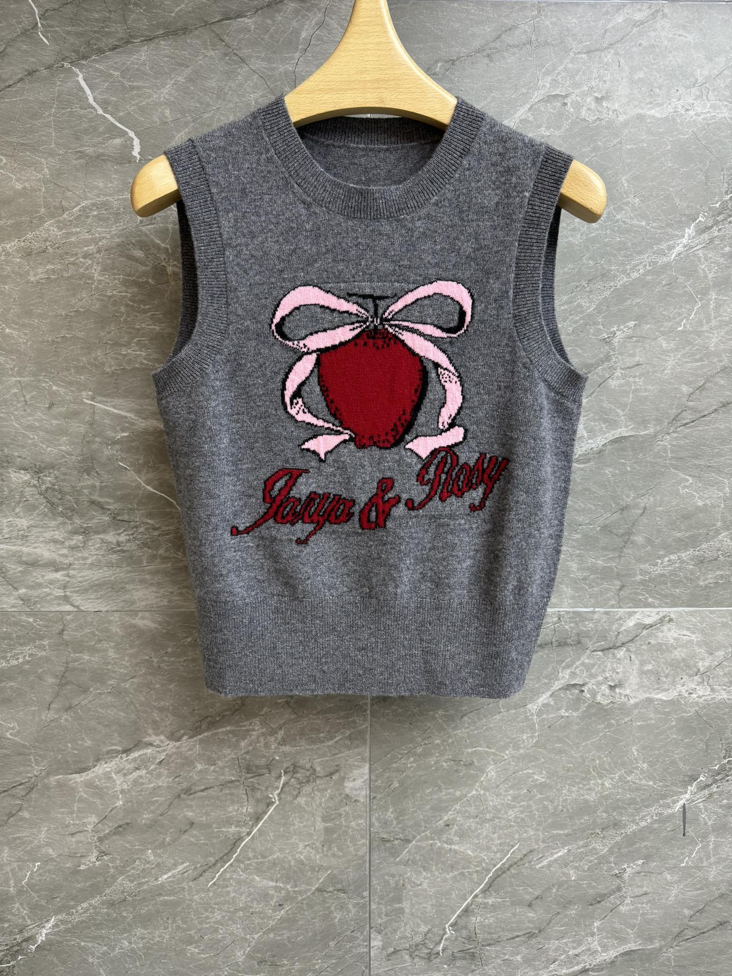 NO:732781,New arrival JR Lucky Fruit knitted vest JORYA&ROSY co-branded round neck design Lucky fruit jacquard pattern Playful and cute Full of girly heart Wool knitted fabric Soft, comfortable and skin-friendly Slim fit The upper body is slim and versatile Size SML,,19860909新款上新啦 JR幸运果针织背心 JORYA&ROSY联名款 圆领领口设计 一颗幸运果提花图案 俏皮可爱 满满的少女心 羊毛针织面料 柔软舒适亲肤 修身版型 上身显瘦又百搭 尺码SML,,,Women's clothing