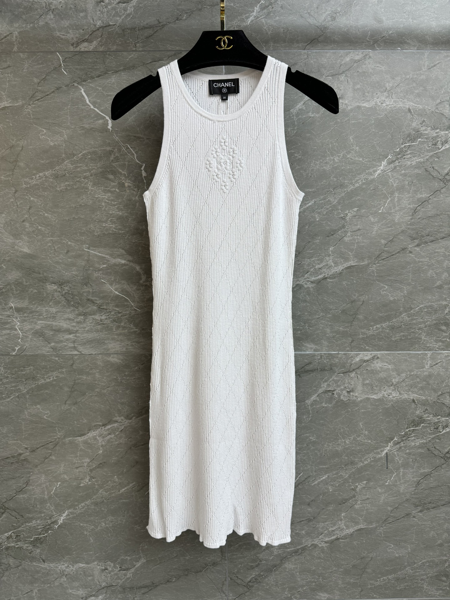 NO:732778,New styles for early spring are available. Xiangjia diamond pattern vest dress 2026 spring and summer preview series. Round neck sleeveless design. Diamond pattern hollow texture. Camellia logo pattern embellishment. Exquisite, fashionable and high-end. Cotton knitted fabric. Comfortable and skin-friendly. Elastic slim fit. The upper body is slim and elegant. Complete trademarks. Comes with cloth bag. Sizes SML, chanel, skirts,19860909早春新款上新啦 香家菱格纹背心裙 2026春夏预告系列 圆领无袖设计 菱格纹镂空纹理 山茶花logo图案点缀 精致时髦高级 棉质针织面料 舒适亲肤 弹力修身版型 上身显瘦又气质 商标齐全 配有布袋 尺码SML,,chanel,skirts,,Women's clothing