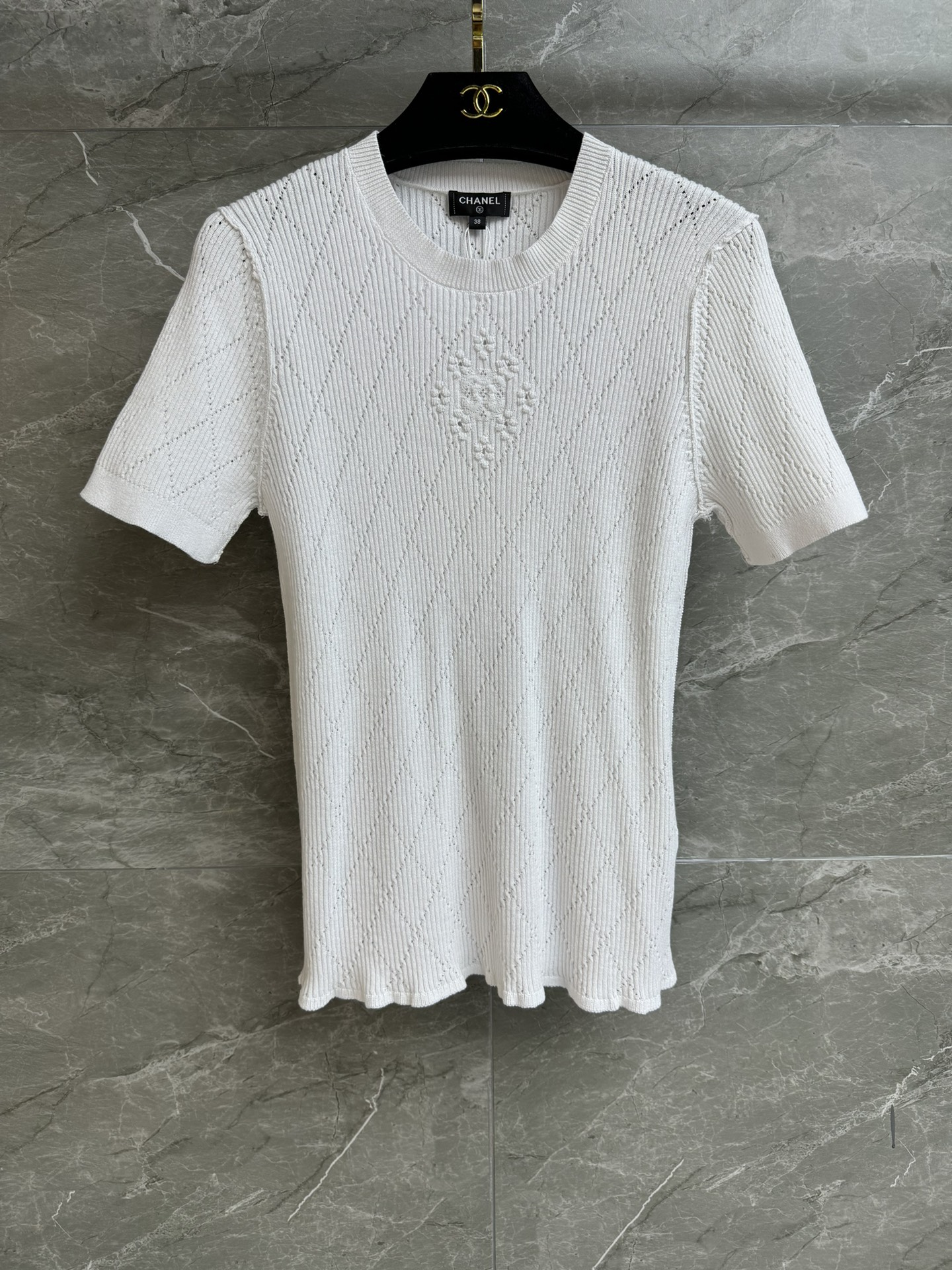 NO:732775,New styles for early spring are available. Xiangjia diamond pattern knitted short sleeves. 2026 spring and summer preview series. Round neck design. Diamond pattern hollow texture. Camellia logo pattern embellishment. Exquisite, fashionable and high-end. Cotton knitted fabric. Comfortable and skin-friendly. Stretch slim fit. The upper body is slim and elegant. Complete trademarks. Comes with cloth bag. Sizes SML, Chanel, T-shirt,19860909早春新款上新啦 香家菱格纹针织短袖 2026春夏预告系列 圆领领口设计 菱格纹镂空纹理 山茶花logo图案点缀 精致时髦高级 棉质针织面料 舒适亲肤 弹力修身版型 上身显瘦又气质 商标齐全 配有布袋 尺码SML,,chanel,T-shirt,,Women's clothing