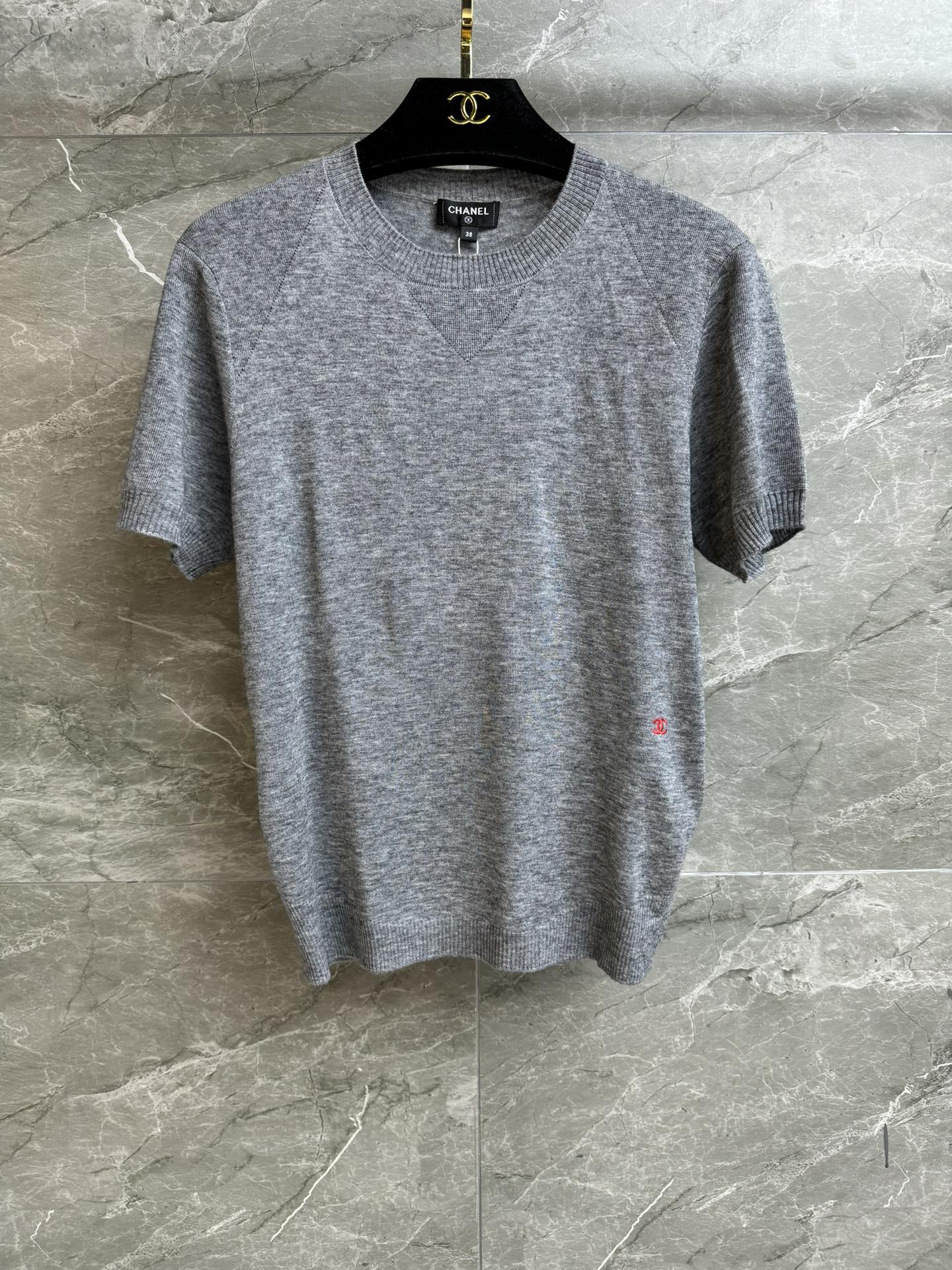 NO:732772,New styles for early spring are available. Xiangjia double C embroidered short sleeves 2026 spring and summer preview series. Round ribbed neckline. Double C embroidery pattern embellishment on the hem. Simple and high-end. Customized knitted fabric. Lightweight, comfortable and skin-friendly. Slim fit. The upper body is slim and elegant. Complete trademarks. Comes with cloth bag. Sizes SML, chanel, T-shirt,19860909早春新款上新啦 香家双C刺绣短袖 2026春夏预告系列 圆领罗纹领口 下摆双C刺绣图案点缀 简约又高级 定制针织面料 轻薄舒适亲肤 修身版型 上身显瘦又气质 商标齐全 配有布袋 尺码SML,,chanel,T-shirt,,Women's clothing