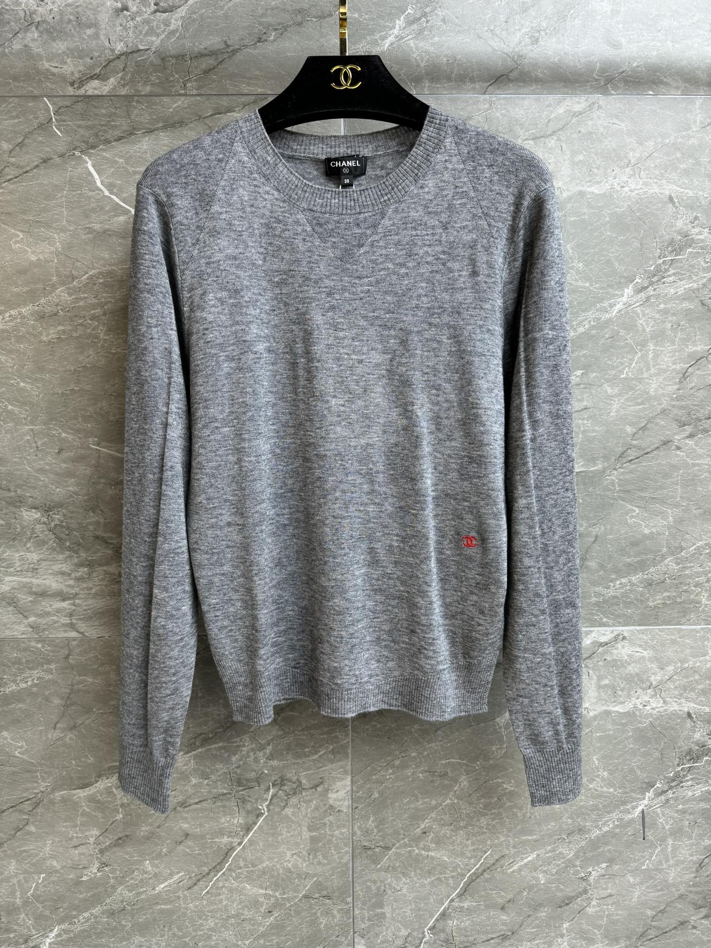 NO:732769,New styles for early spring are available. Chanel double C embroidered sweater 2026 spring and summer preview series Round neck ribbed neckline Double C embroidery pattern embellishment on the hem Simple and advanced Customized knitted fabric Light, comfortable and skin-friendly Normal fit The upper body looks slim and elegant Completely branded Comes with a bag Size SML,,chanel,19860909早春新款上新啦 香家双C刺绣针织衫 2026春夏预告系列 圆领罗纹领口 下摆双C刺绣图案点缀 简约又高级 定制针织面料 轻薄舒适亲肤 正常版型 上身显瘦又气质 商标齐全 配有布袋 尺码SML,,chanel,,Women's clothing