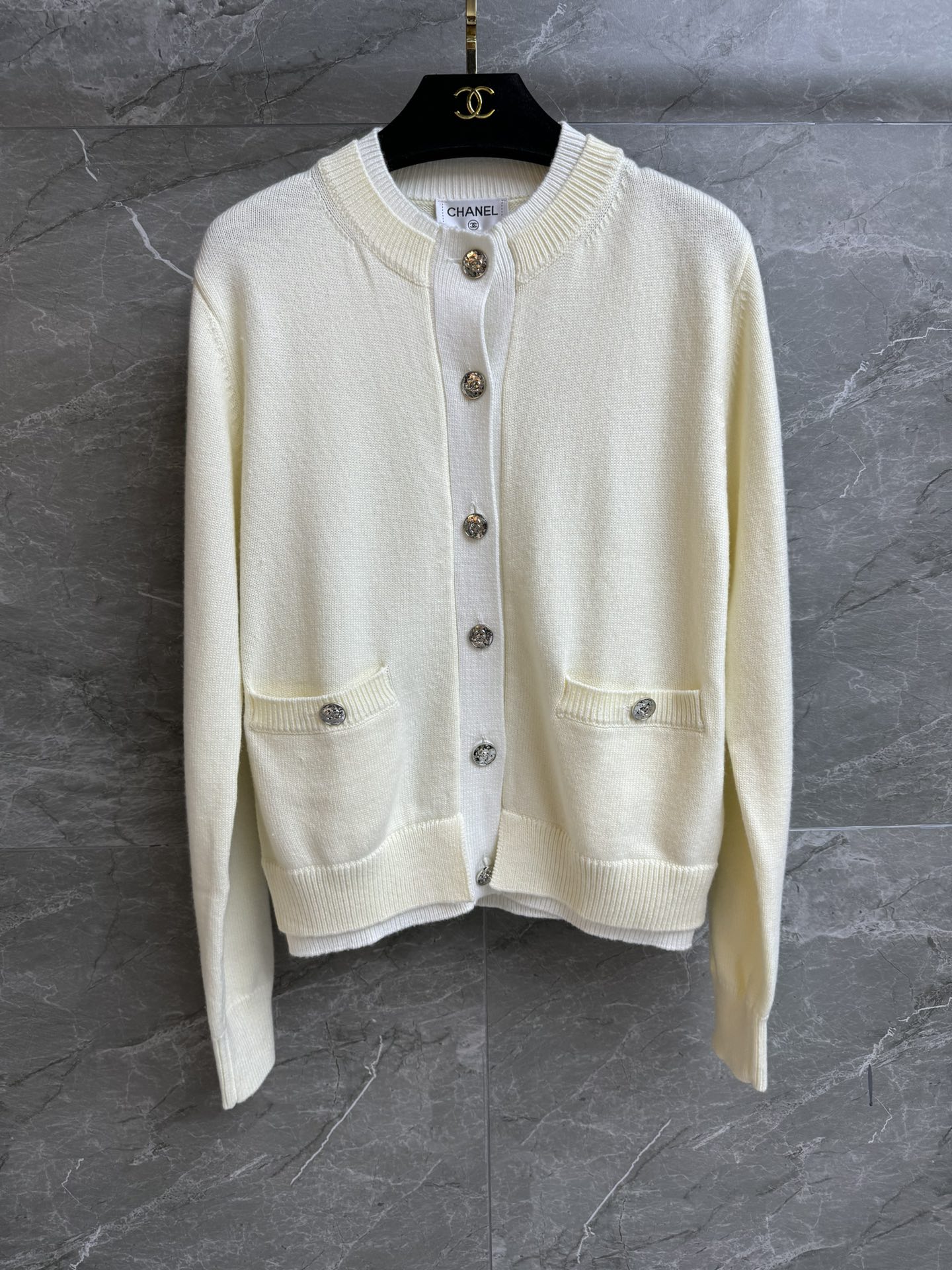 NO:732766,Early spring new model is on the way. Xiangjia fake two-piece cardigan 2026 spring and summer preview series. Fake two-piece contrasting color splicing design. Double C button decoration. Exquisite and fashionable high-end. Customized knitted fabric. Comfortable and skin-friendly. Normal fit. The upper body looks slim and elegant. Complete trademarks. Equipped with cloth bag. Sizes sml,,chanel,19860909早春新款出货啦 香家假两件开衫 2026春夏预告系列 假两件撞色拼接设计 双C纽扣装饰点缀 精致时髦高级 定制针织面料 舒适亲肤 正常版型 上身显瘦又气质 商标齐全 配有布袋 尺码sml,,chanel,,Women's clothing