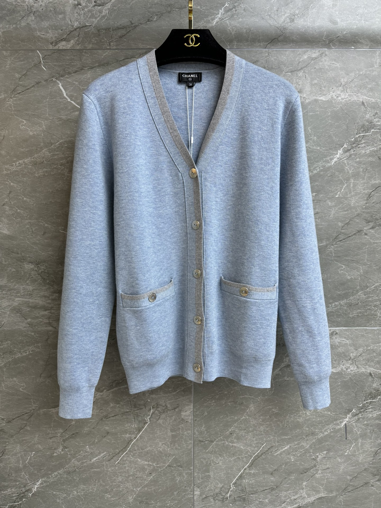 NO:732765,Early spring new model is shipped. Chanel blue and gray color matching cardigan. 2026 spring and summer preview series. V-neck single-breasted design. Customized logo button embellishment. Blue color matching is fashionable and high-end. Wool knitted fabric. Comfortable and skin-friendly. Loose fit. The upper body looks slim and elegant. Complete trademarks. Equipped with cloth bag. Sizes: sml,,chanel,19860909早春新款出货啦 香家蓝灰拼色开衫 2026春夏预告系列 V领单排扣设计 定制logo纽扣点缀 蓝色拼色时髦高级 羊毛针织面料 舒适亲肤 宽松版型 上身显瘦又气质 商标齐全 配有布袋 尺码sml,,chanel,,Women's clothing