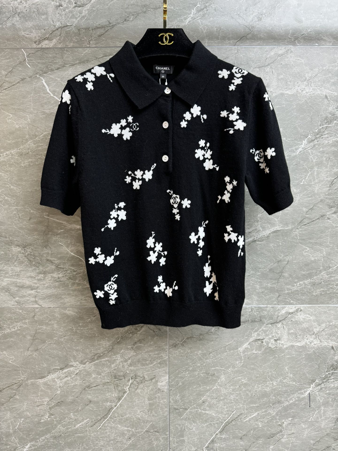 NO:733325,Early spring new models are shipped. Xiangjia black knitted short-sleeved 2026 spring and summer preview series. Classic polo collar design. Flower double C jacquard pattern. Fashionable and high-end black and white color. Cashmere and silk blended fabric. Soft, comfortable and skin-friendly. Normal fit. The upper body looks slim and elegant. Complete trademarks. Comes with cloth bag. Sizes SML, chanel, T-shirt, real silk,19860909早春新款出货啦 香家黑色针织短袖 2026春夏预告系列 经典polo领设计 花朵双C提花图案 黑白配色时髦高级 羊绒真丝混纺面料 软糯舒适亲肤 正常版型 上身显瘦又气质 商标齐全 配有布袋 尺码SML,,chanel,T-shirt,real silk,,Women's clothing