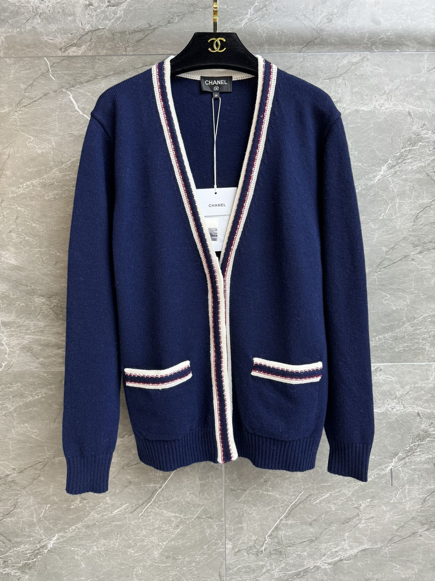 NO:733321,New models for early spring have been shipped. Xiangjia color-blocked V-neck cardigan 2026 spring and summer preview series V-neck single-breasted design Contrast stripe splicing Exquisite double-C button embellishment Simple and fashionable high-end Customized knitted fabric Soft and comfortable Loose fit The upper body looks slim and elegant Complete trademarks Equipped with cloth bags Sizes sml,,chanel,19860909早春新款出货啦 香家拼色V领开衫 2026春夏预告系列 V领单排扣设计 撞色条纹拼接 精致双C纽扣点缀 简约时髦高级 定制针织面料 柔软舒适 宽松版型 上身显瘦又气质 商标齐全 配有布袋 尺码sml,,chanel,,Women's clothing