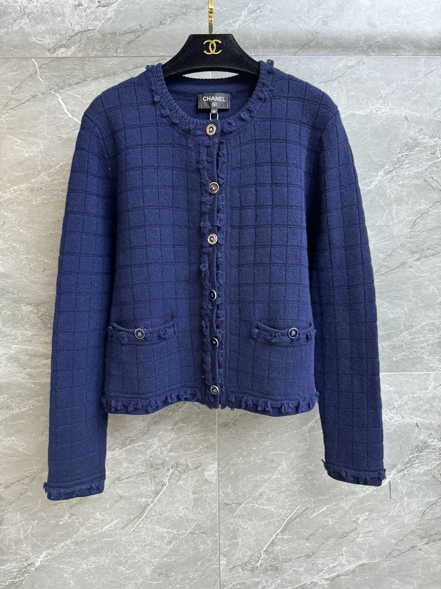 NO:733317,The new model for early spring has been shipped. Xiangjia plaid fringed cardigan 2026 spring and summer preview series. Round neck single-breasted design. Tassel raw edge decoration. Three-dimensional plaid jacquard pattern. Exquisite and elegant. High-end. Customized knitted fabric. Comfortable and warm. Normal fit. The upper body is slim and elegant. Complete trademarks. Comes with cloth bag. Size SML,,chanel,19860909早春新款出货啦 香家格子流苏开衫 2026春夏预告系列 圆领单排扣设计 流苏毛边装饰点缀 立体格纹提花图案 精致优雅高级 定制针织面料 舒适保暖 正常版型 上身显瘦又气质 商标齐全 配有布袋 尺码SML,,chanel,,Women's clothing