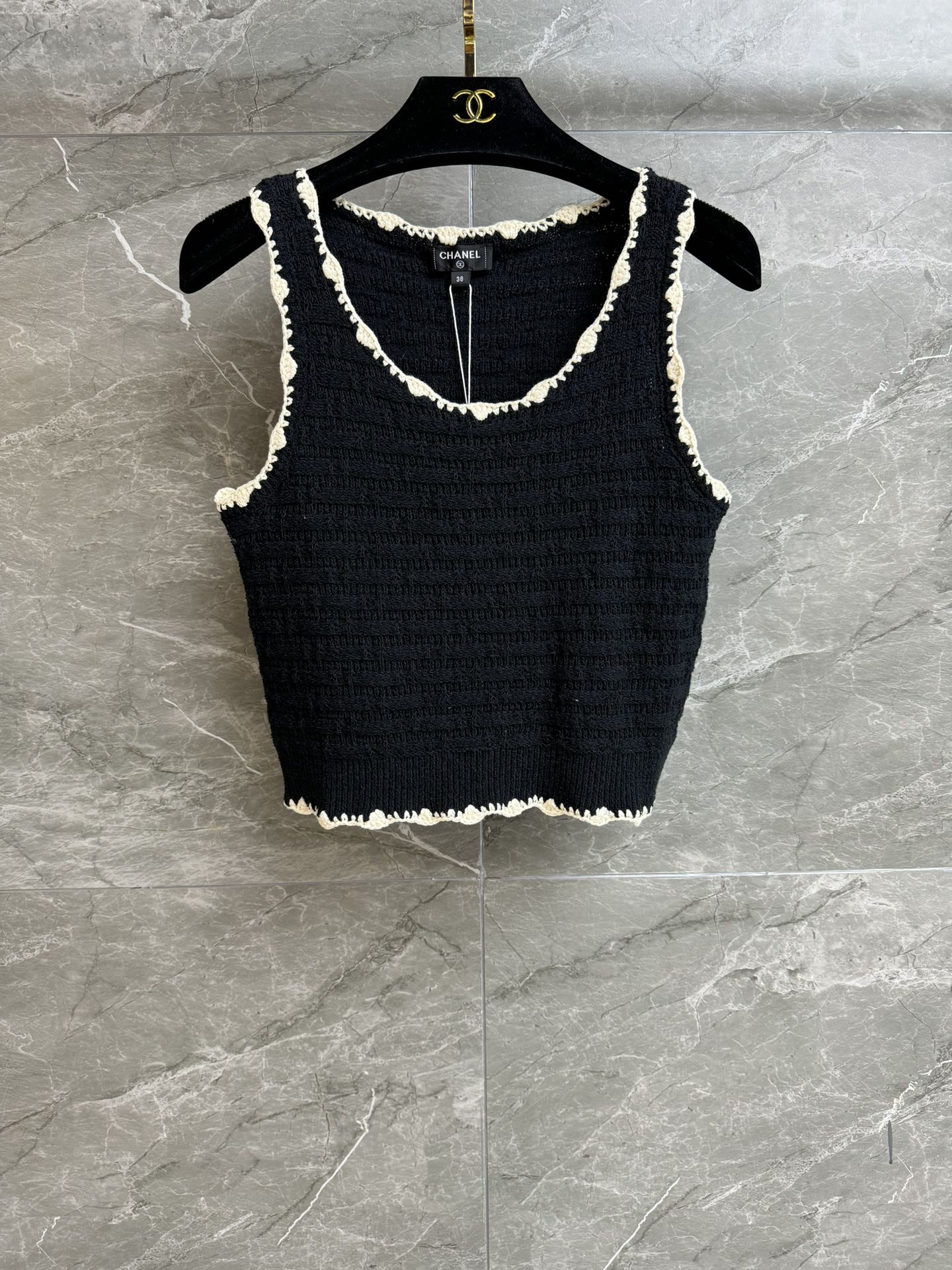NO:733313,The new style of early spring has been shipped. Xiangjia lace knitted vest 2026 spring and summer preview series. Versatile U-shaped neckline. Black and white color matching lace design. Heavy crochet texture. Bohemian resort style. Lazy and high-end. Cotton knitted fabric. Comfortable and skin-friendly. Short version. The upper body is slim and fashionable. Complete trademarks. Comes with cloth bag. Size SML,,chanel,19860909早春新款出货啦 香家花边针织背心 2026春夏预告系列 百搭U字领领口 黑白拼色花边设计 重工钩织编织纹理 波西米亚度假风 慵懒高级 棉质针织面料 舒适亲肤 短款版型 上身显瘦又时髦 商标齐全 配有布袋 尺码SML,,chanel,,Women's clothing